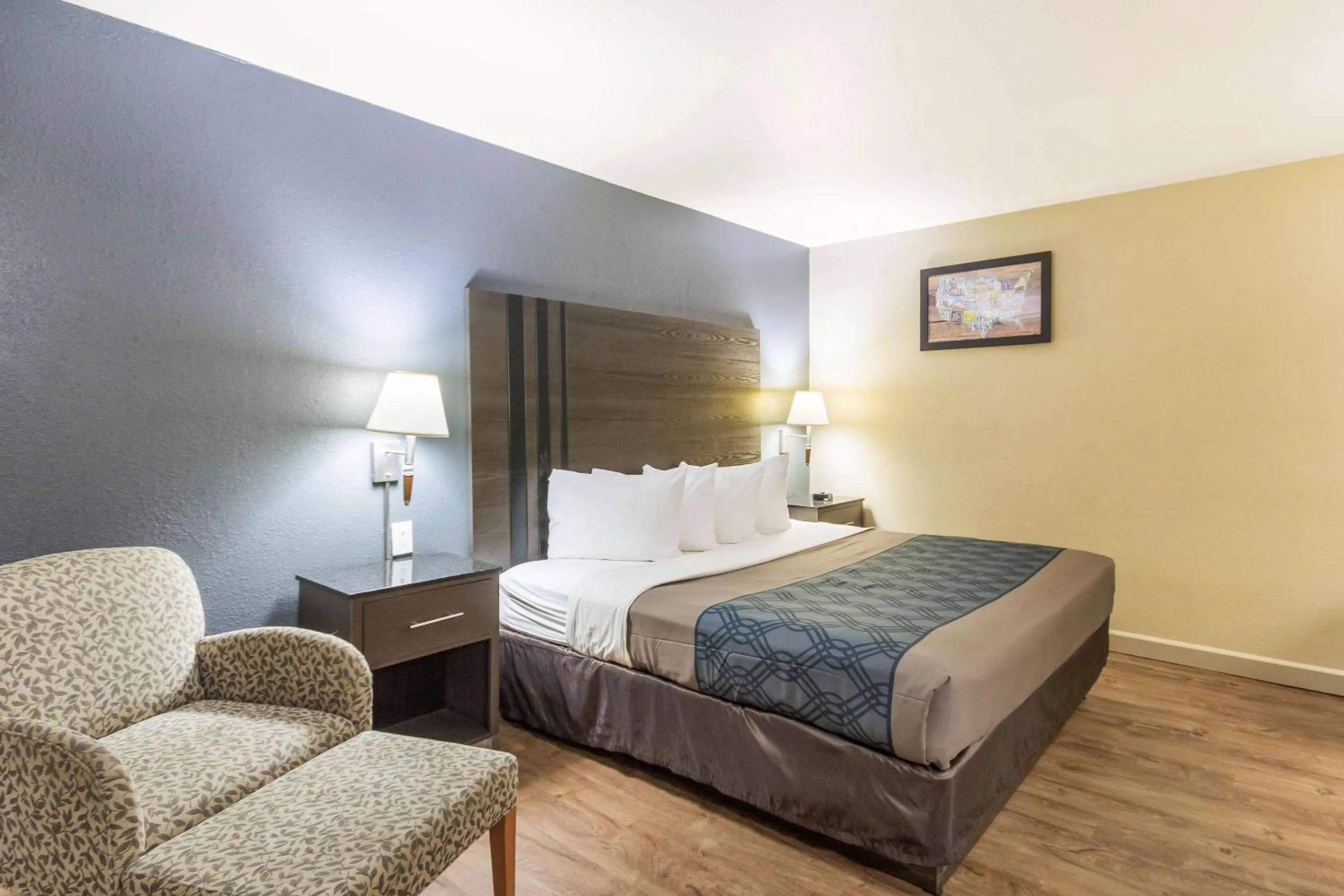 Bedroom, Bed in Econo Lodge Inn & Suites I-35 at Shawnee Mission