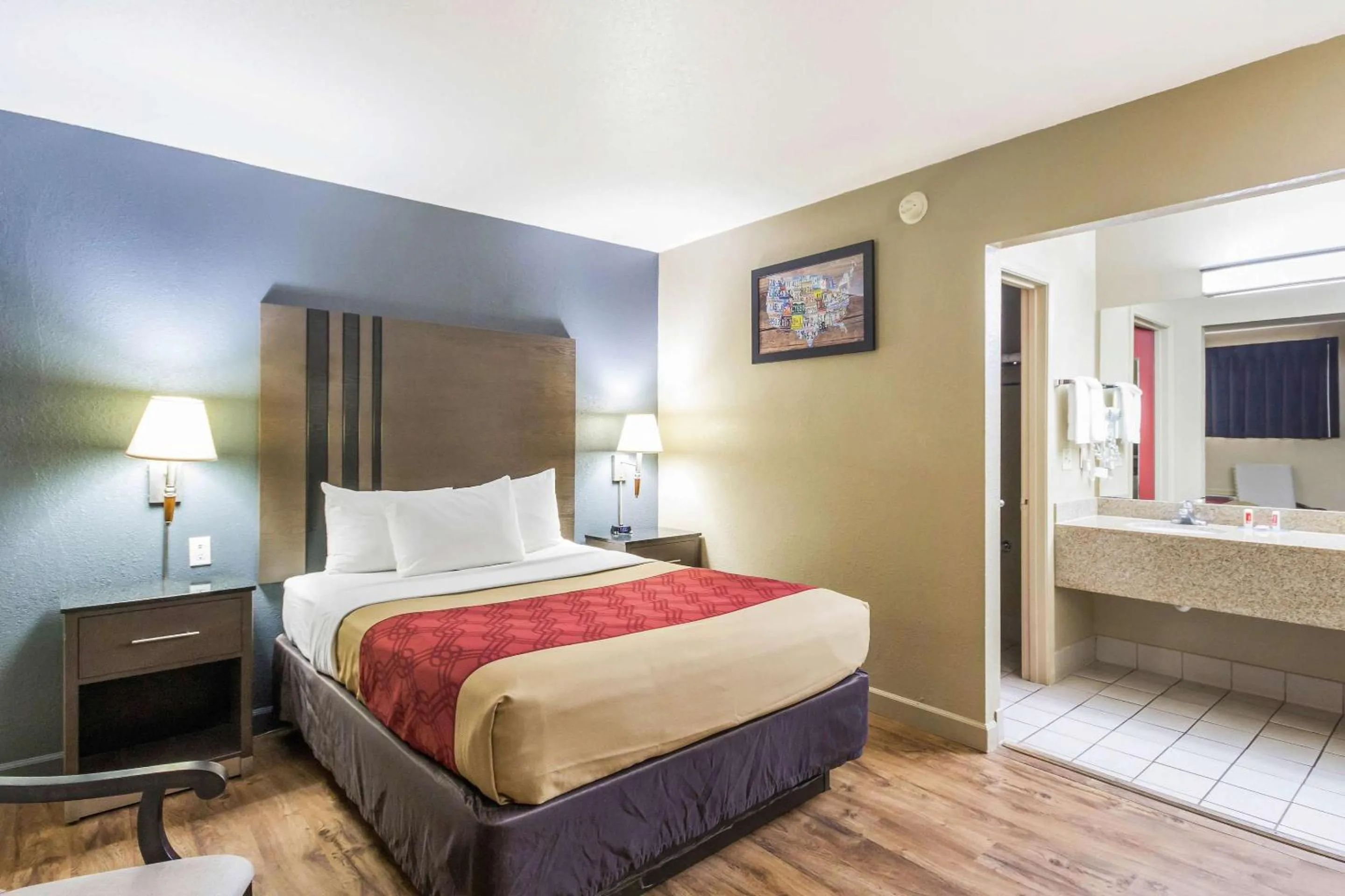Bedroom, Bed in Econo Lodge Inn & Suites I-35 at Shawnee Mission