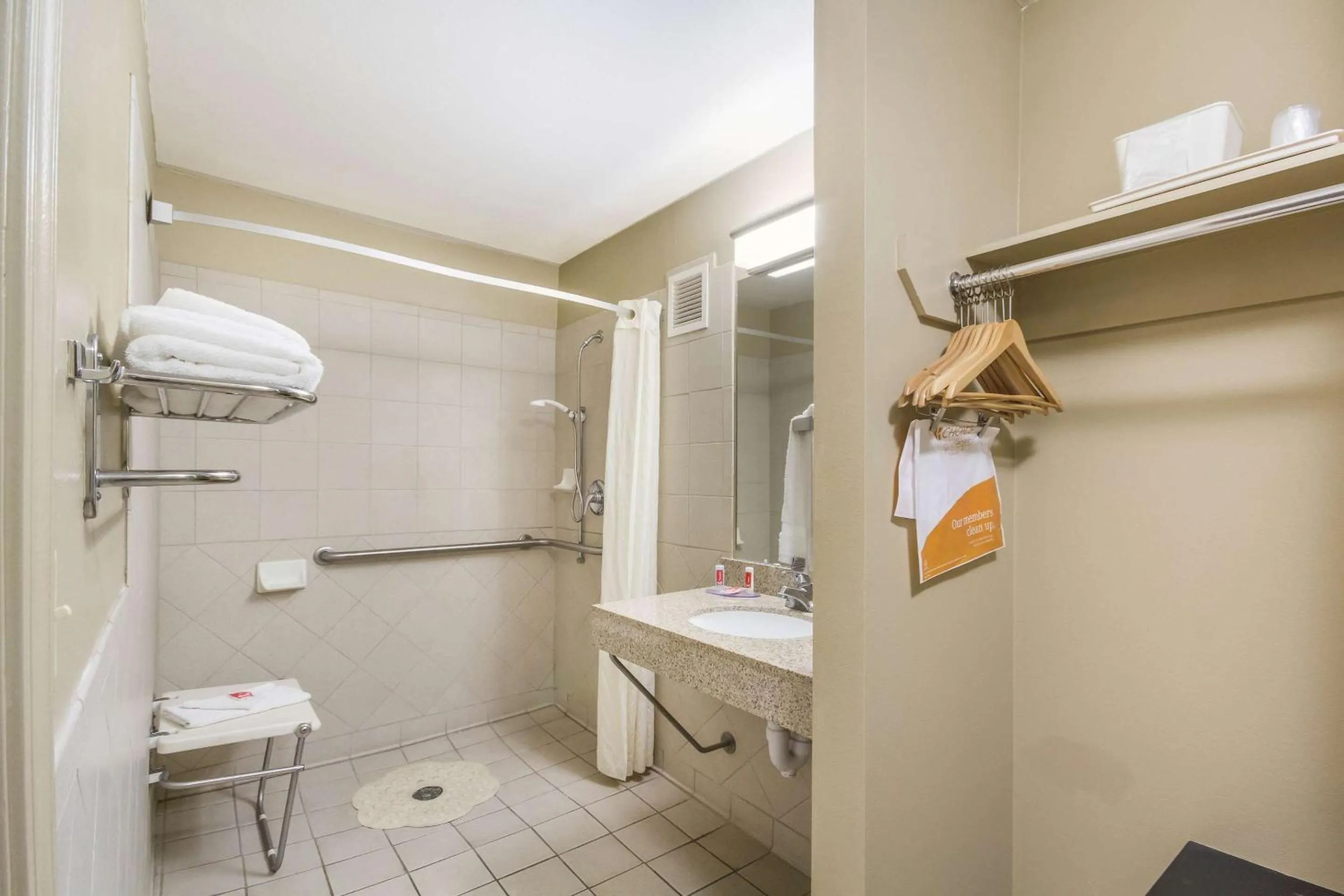 Bathroom in Econo Lodge Inn & Suites I-35 at Shawnee Mission
