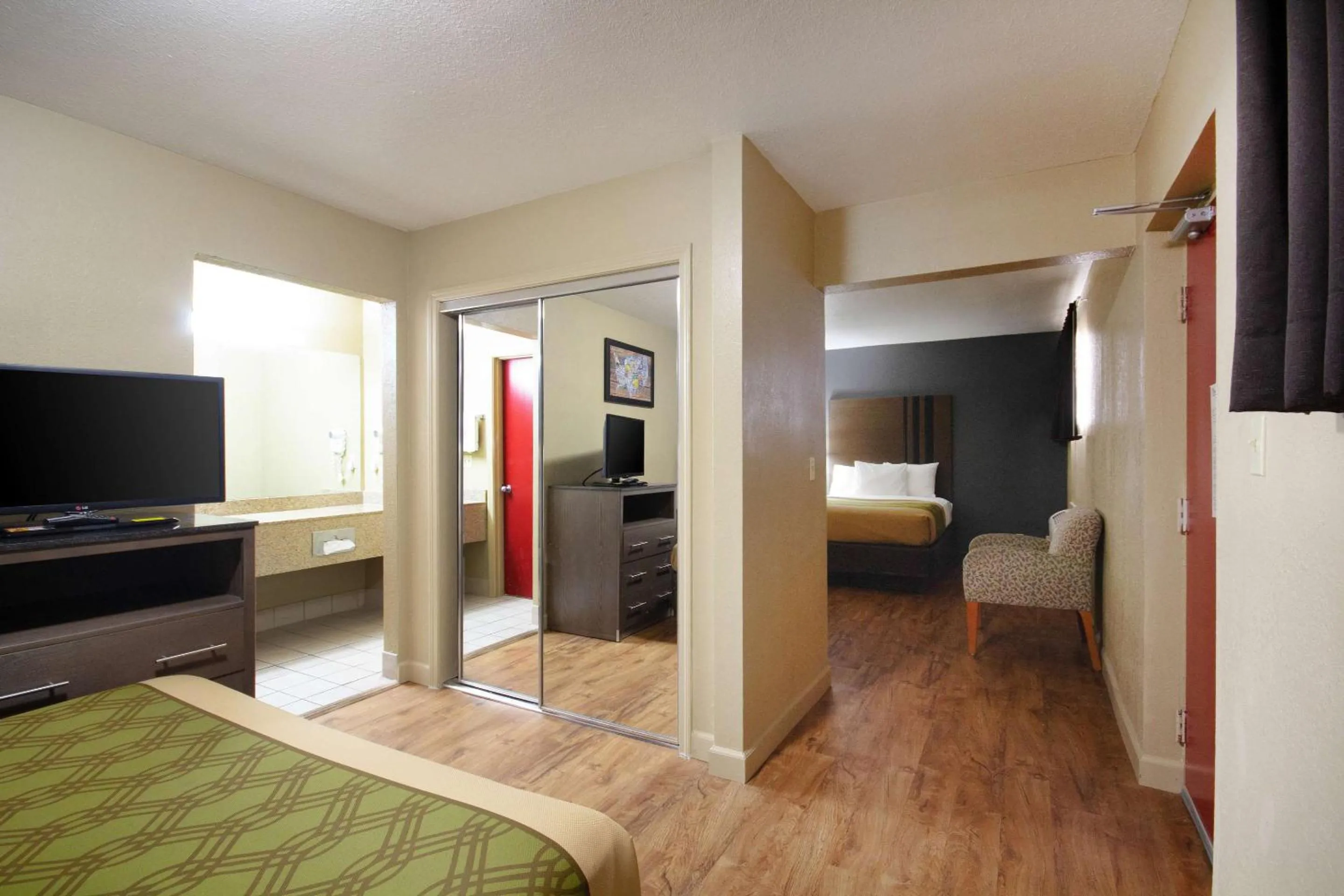 Bedroom, Bed in Econo Lodge Inn & Suites I-35 at Shawnee Mission
