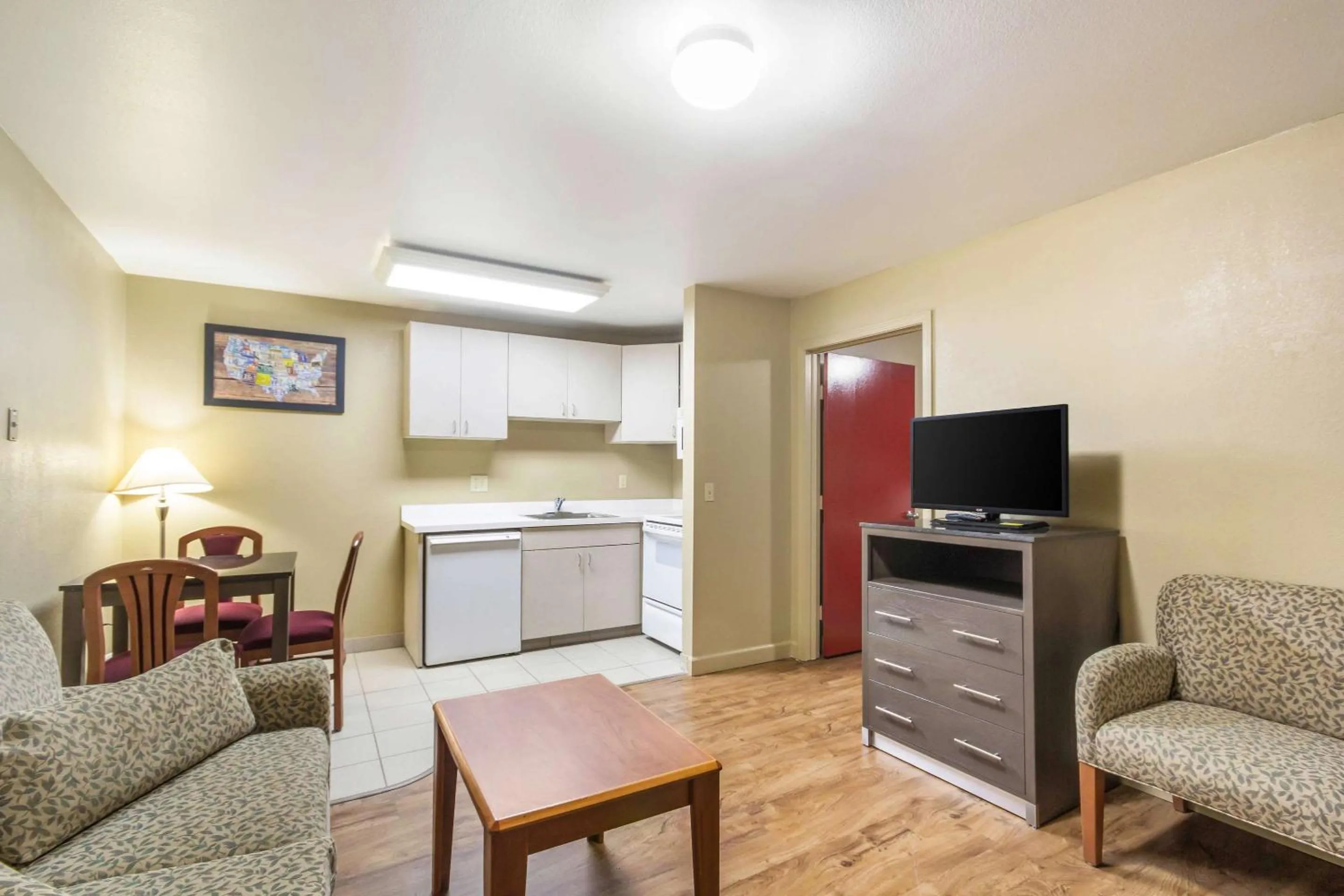 Bedroom in Econo Lodge Inn & Suites I-35 at Shawnee Mission