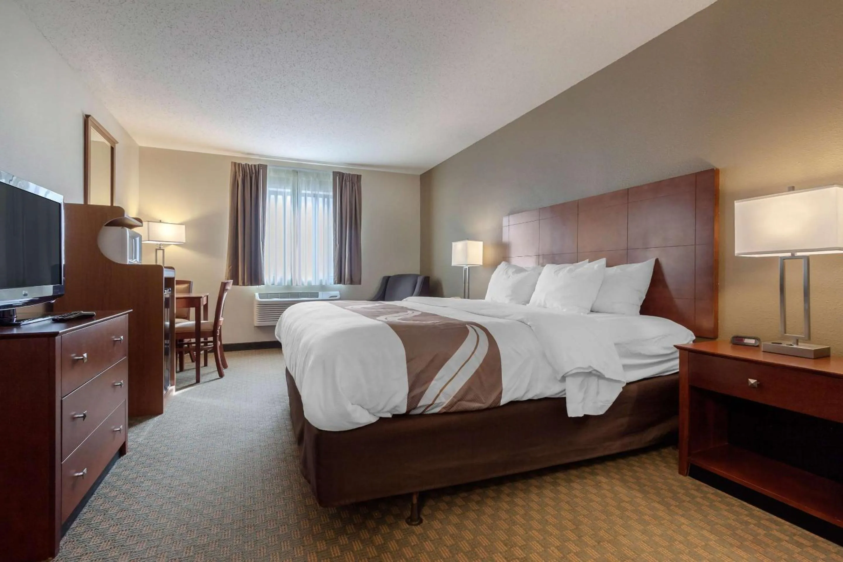 Bedroom, Bed in Quality Inn Hays I-70