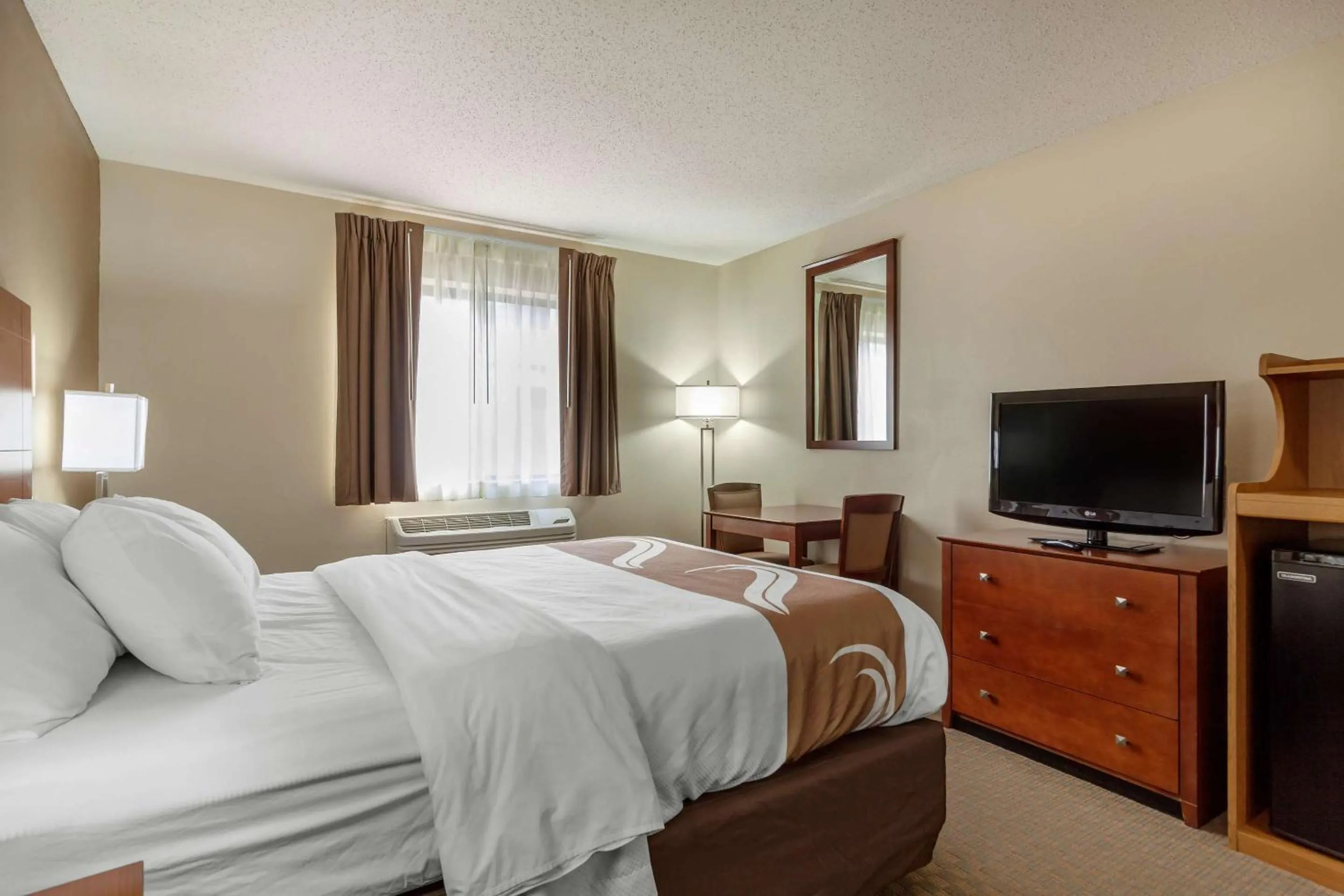 Bedroom, Bed in Quality Inn Hays I-70