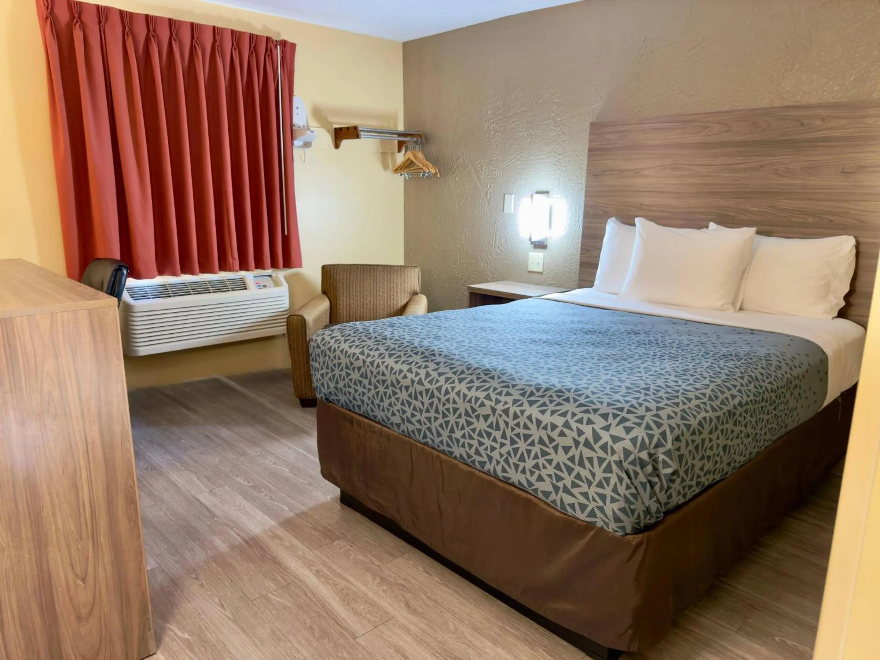 Bedroom, Bed in Econo Lodge Lansing - Leavenworth