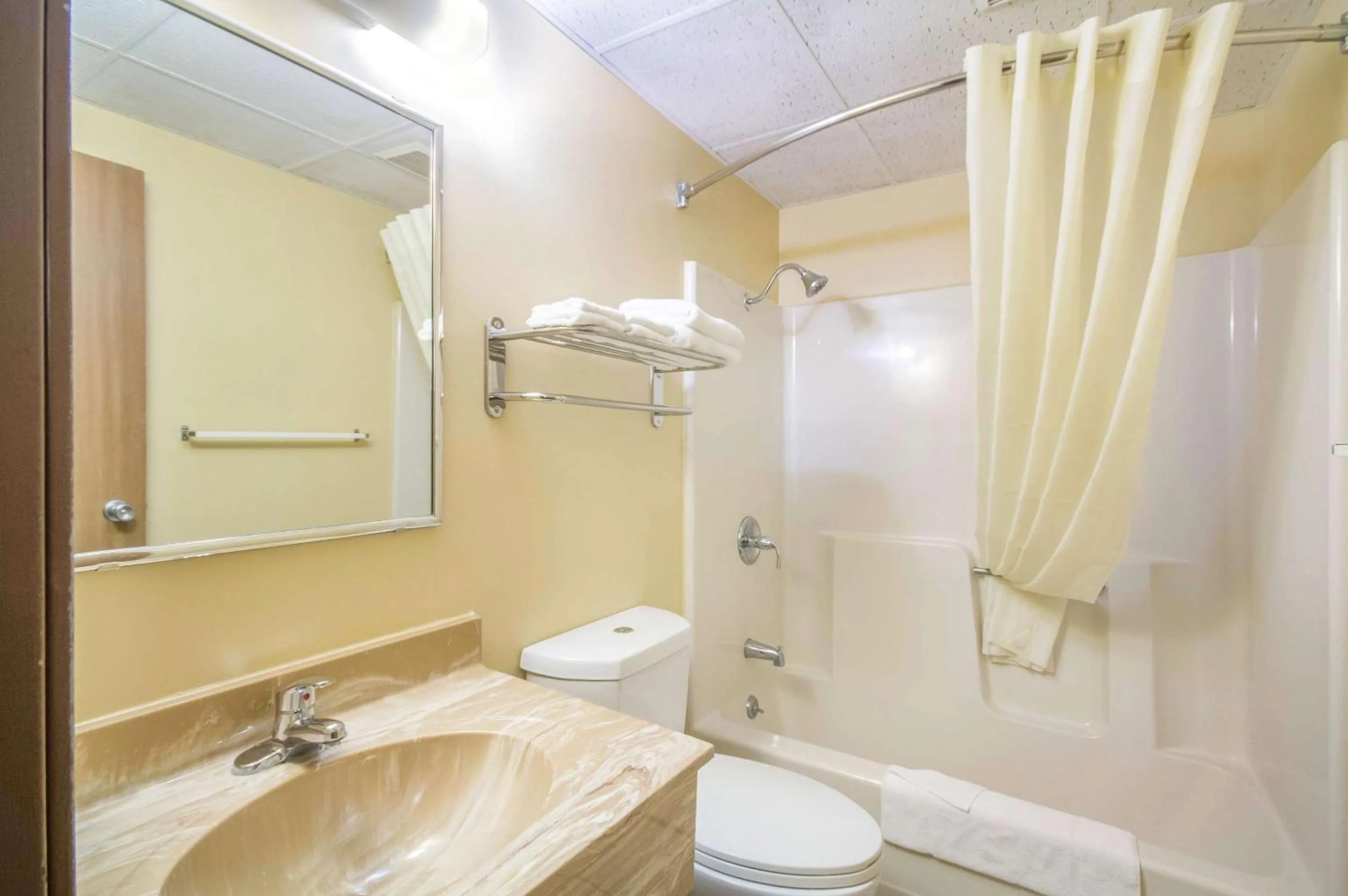 Bedroom in Econo Lodge Lansing - Leavenworth