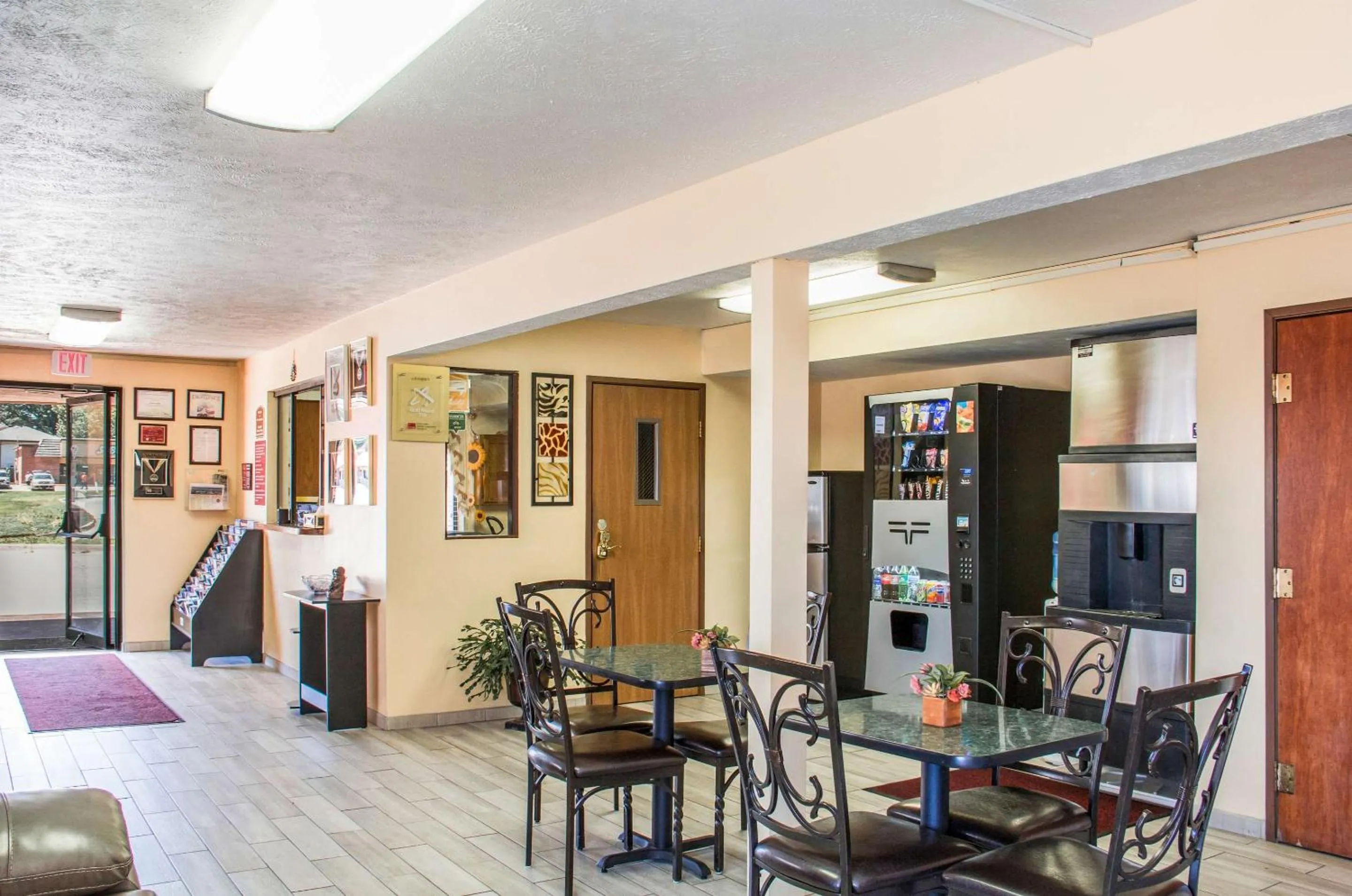 Lobby or reception in Econo Lodge Lansing - Leavenworth