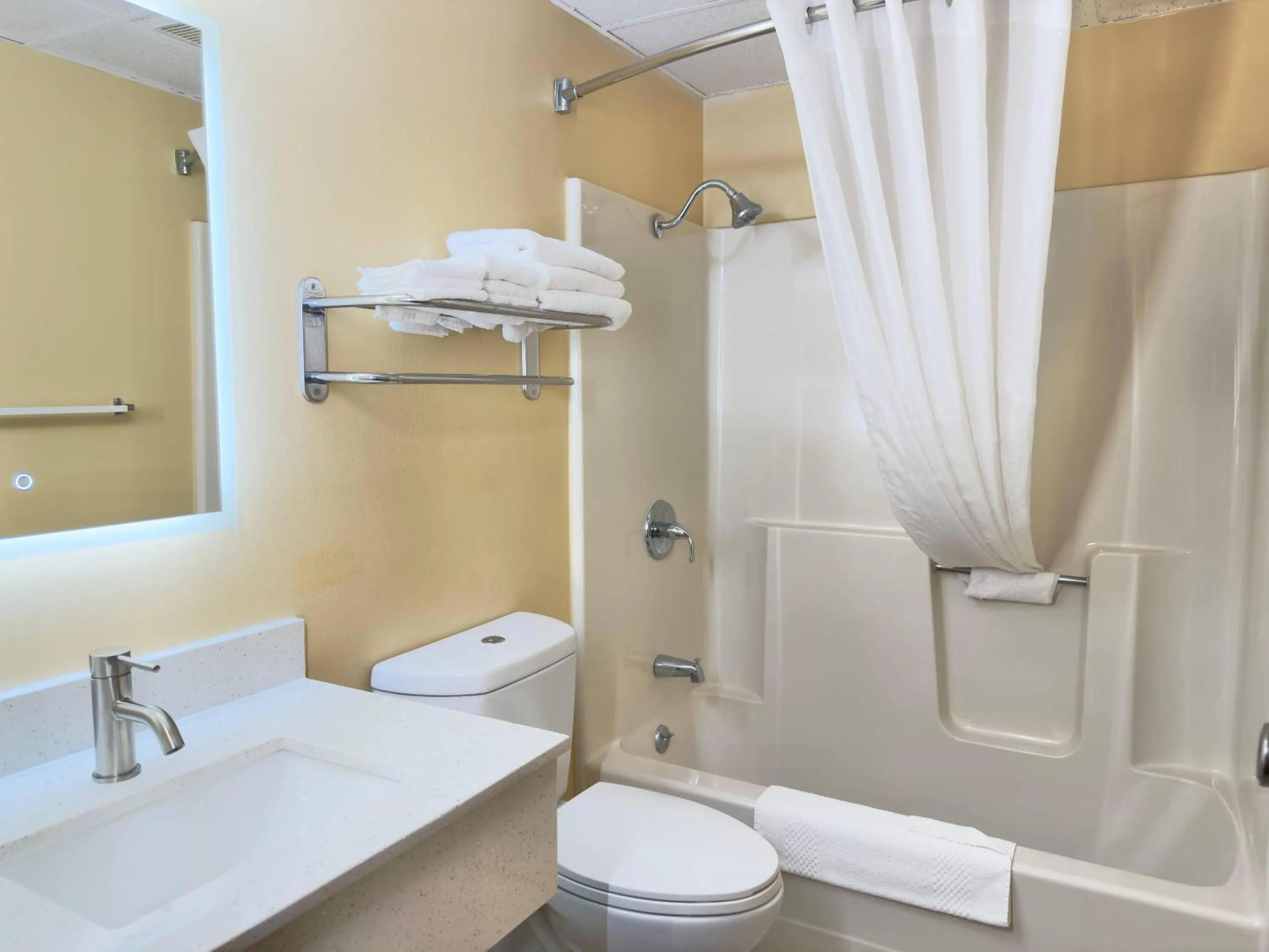 Bedroom in Econo Lodge Lansing - Leavenworth