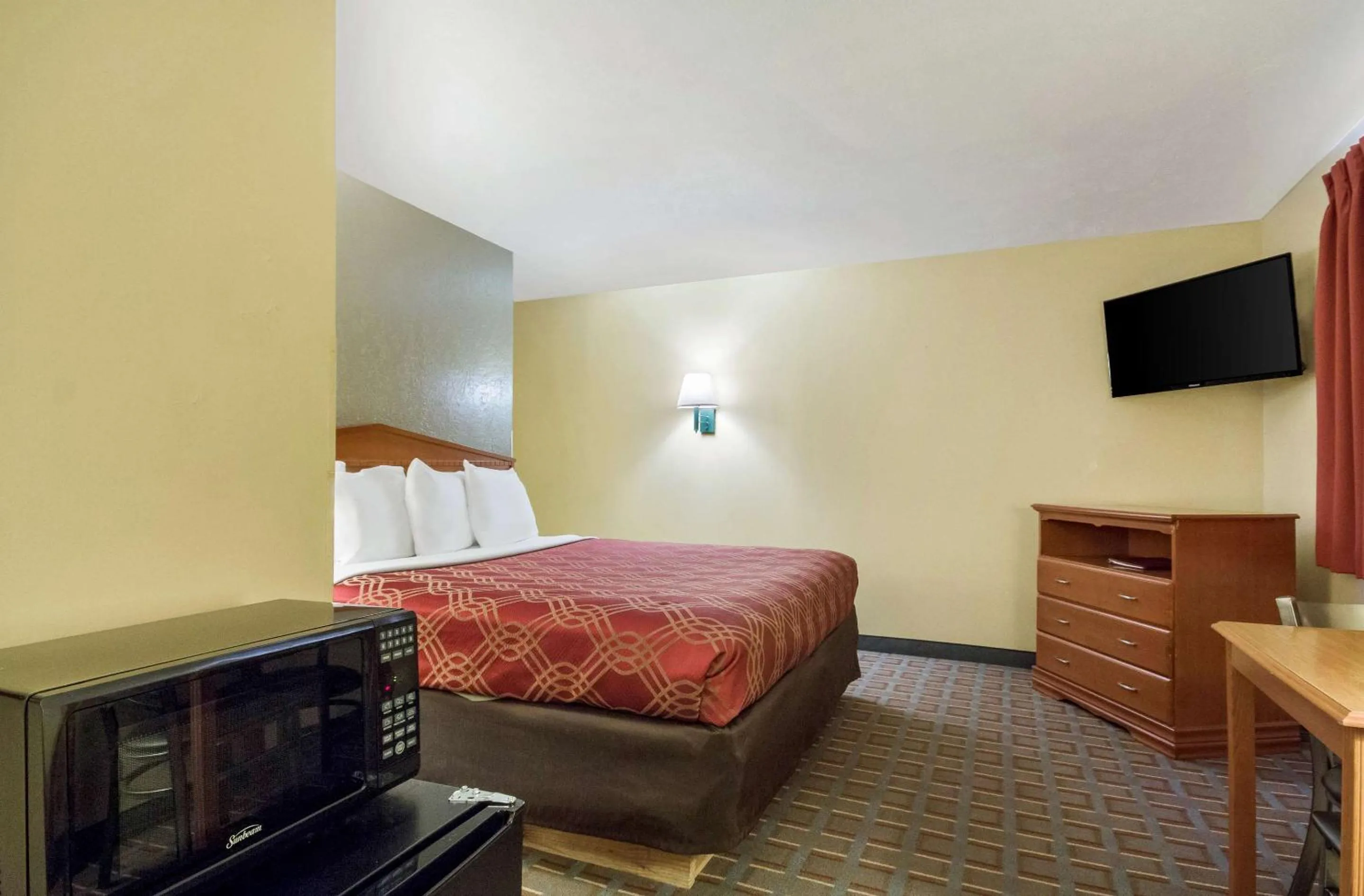 Bedroom, Bed in Econo Lodge Lansing - Leavenworth