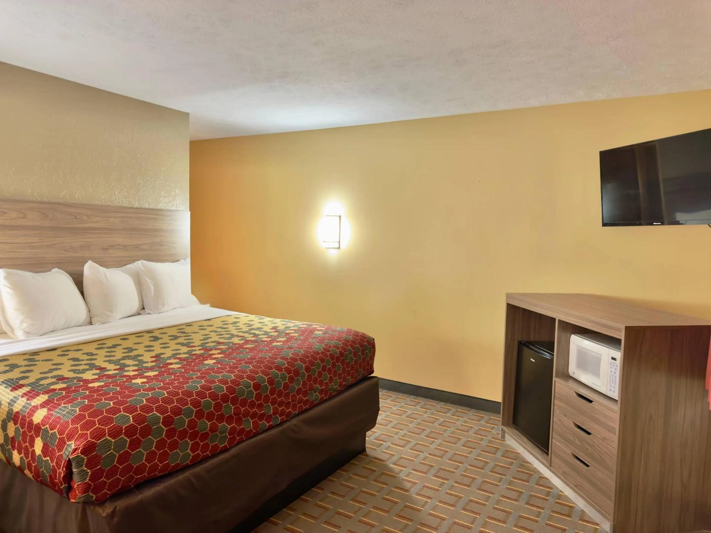 Bedroom, Bed in Econo Lodge Lansing - Leavenworth
