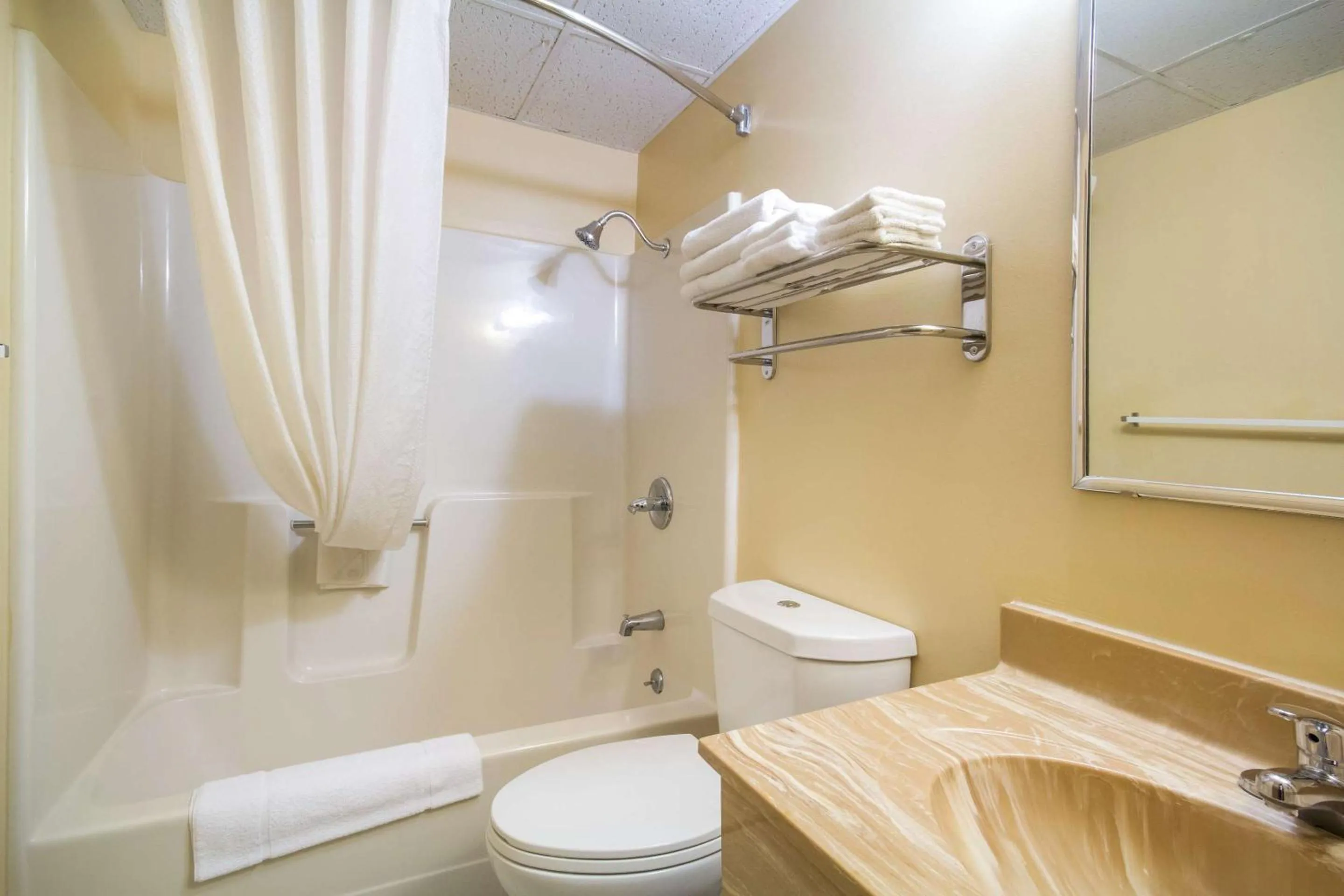 Bedroom in Econo Lodge Lansing - Leavenworth