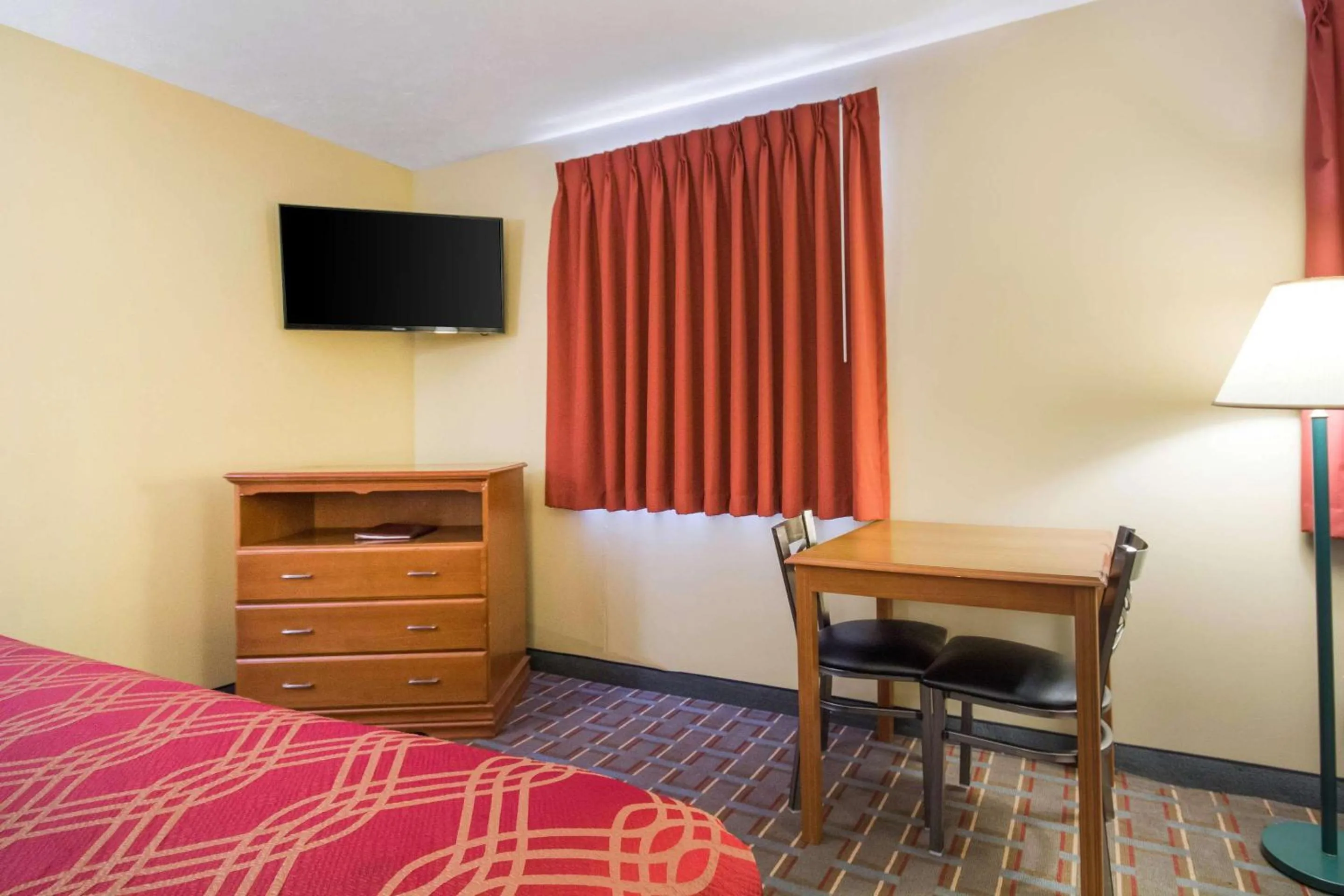 Bedroom, Bed in Econo Lodge Lansing - Leavenworth