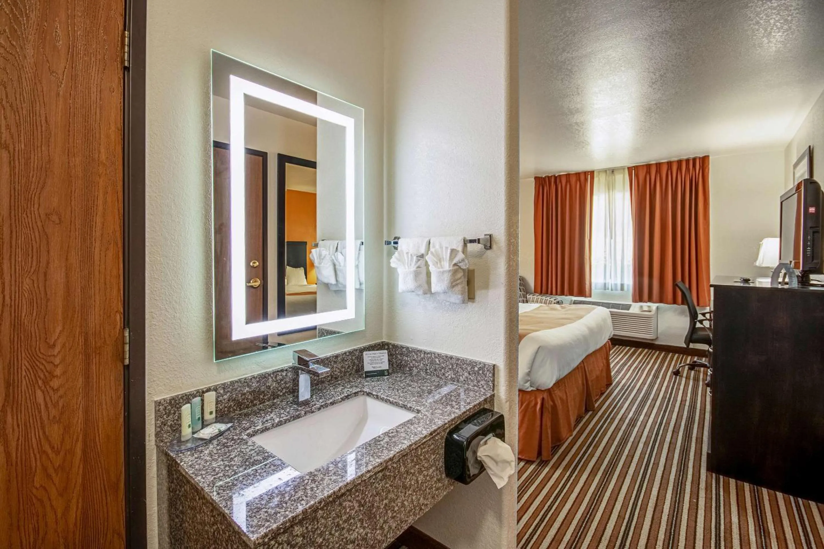 Bedroom, Bed in Quality Inn Dodge City