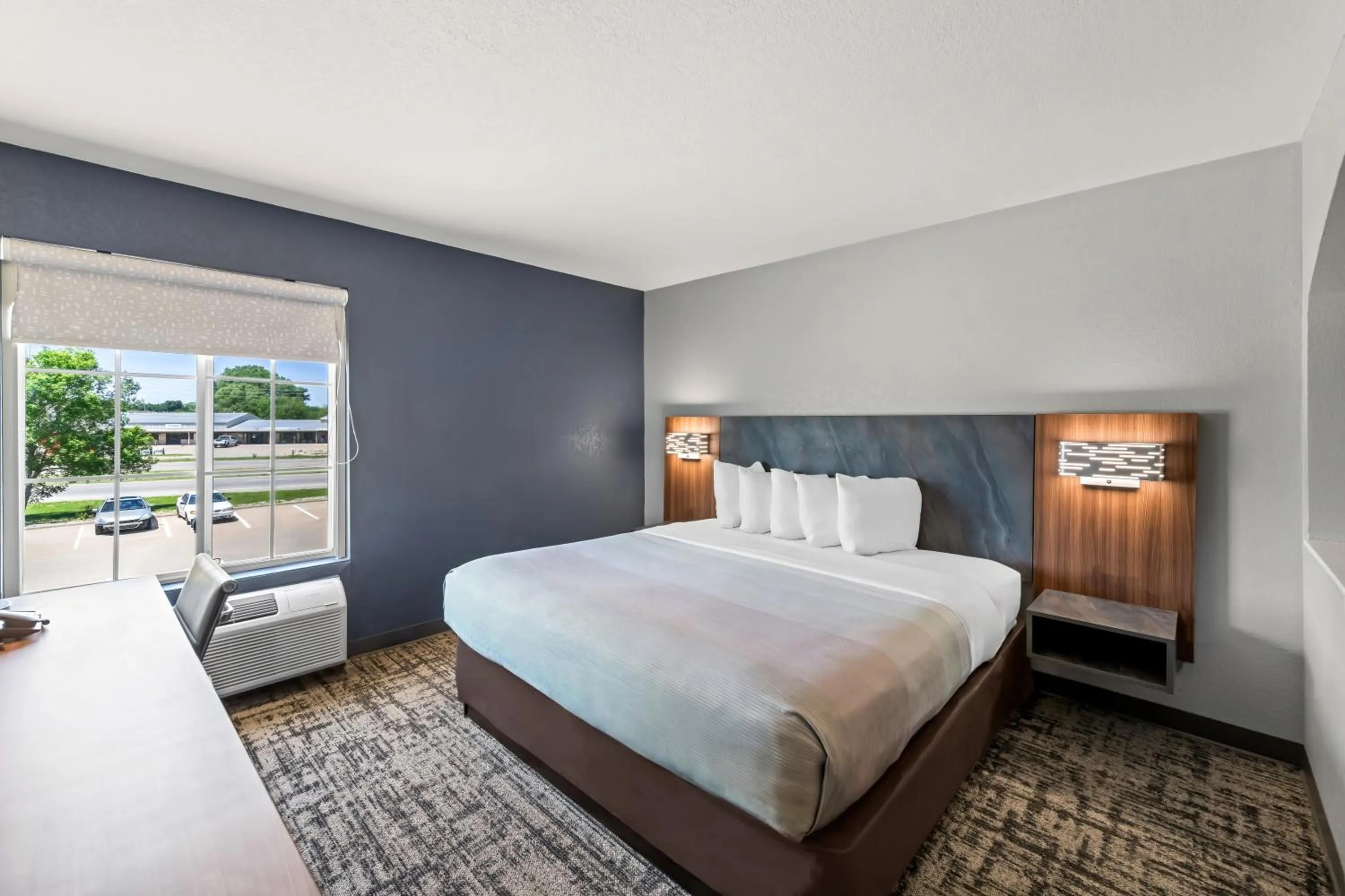 Photo of the whole room, Bed in Quality Inn & Suites Manhattan