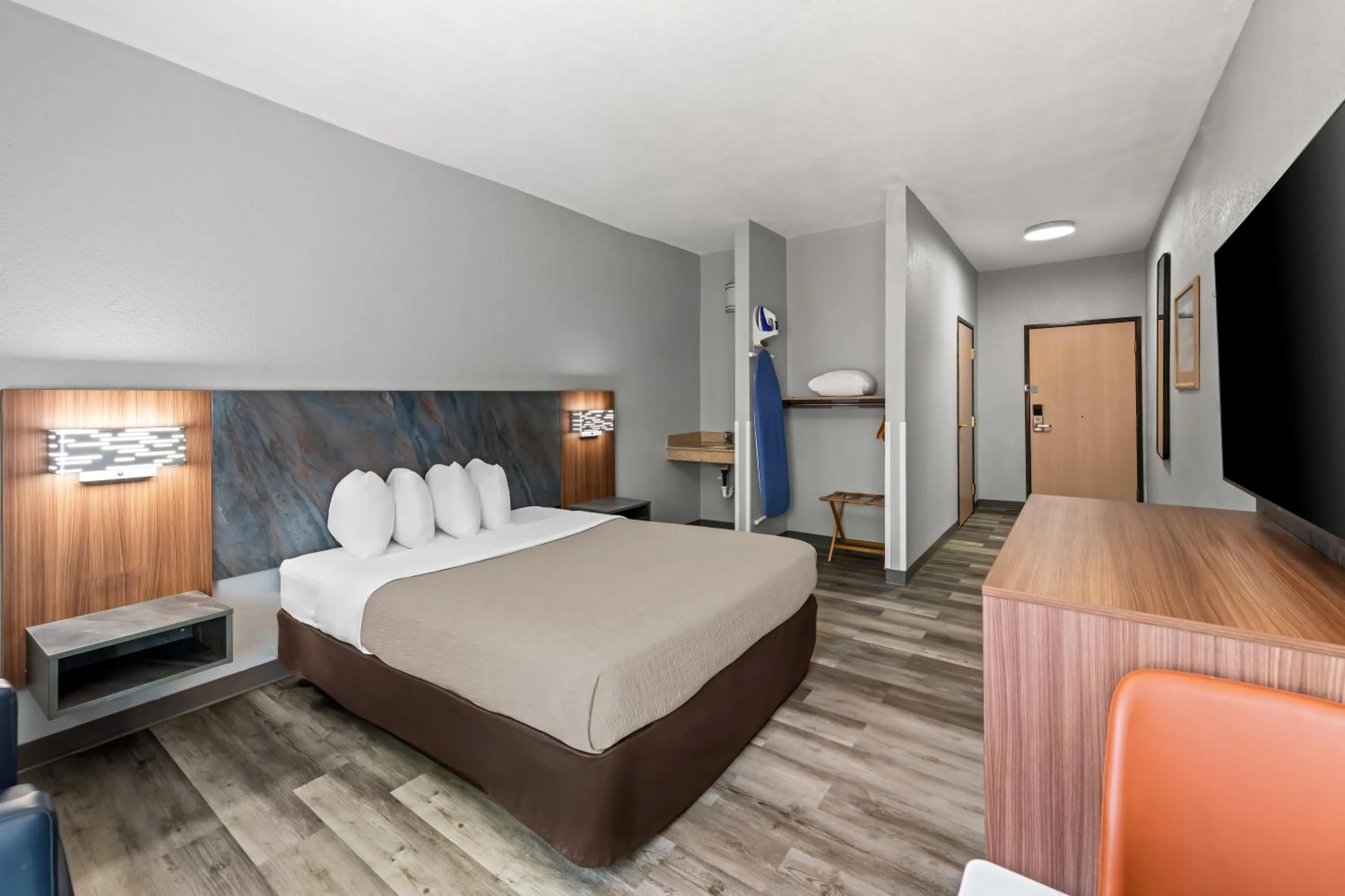 Bed in Quality Inn & Suites Manhattan