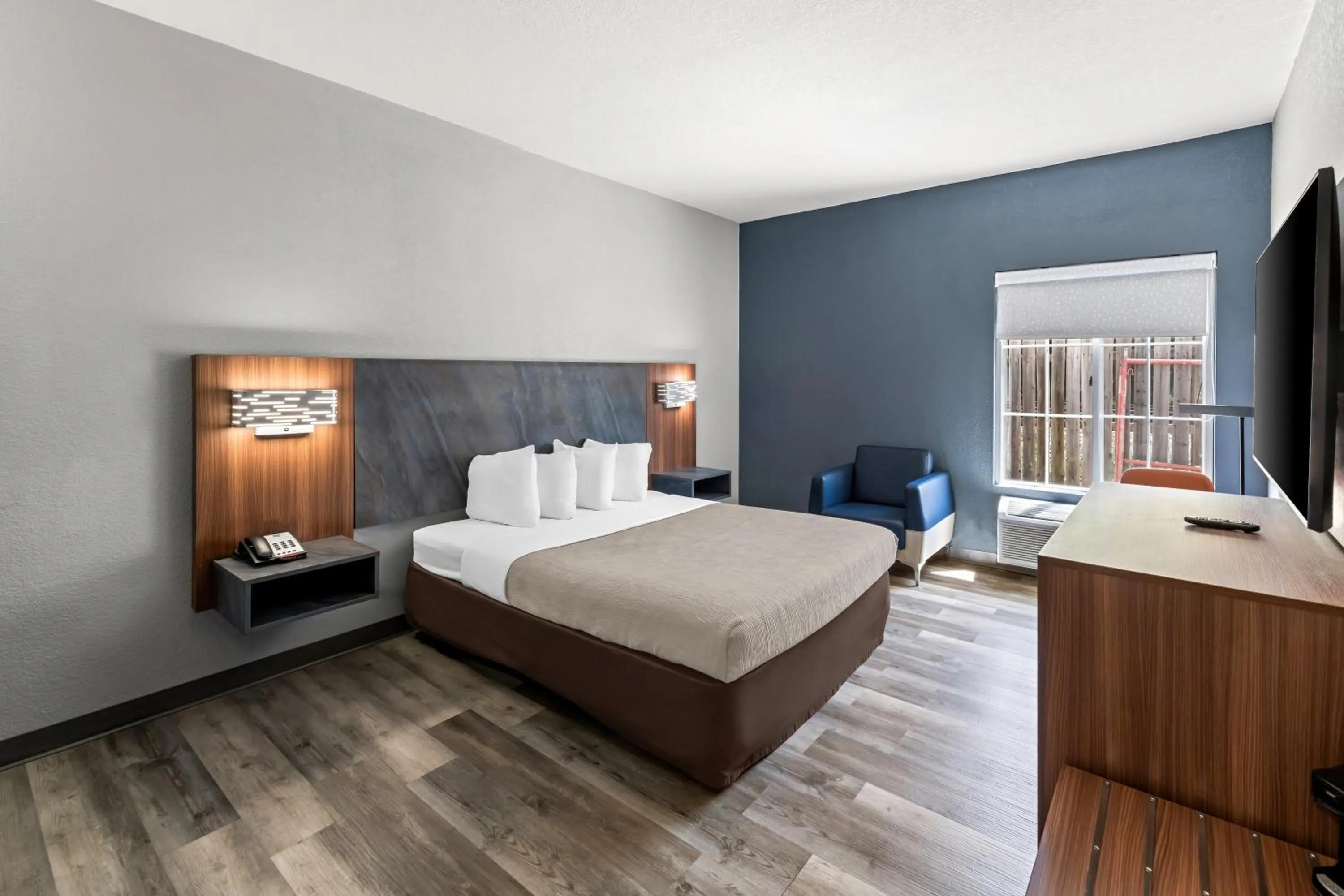 Bed in Quality Inn & Suites Manhattan