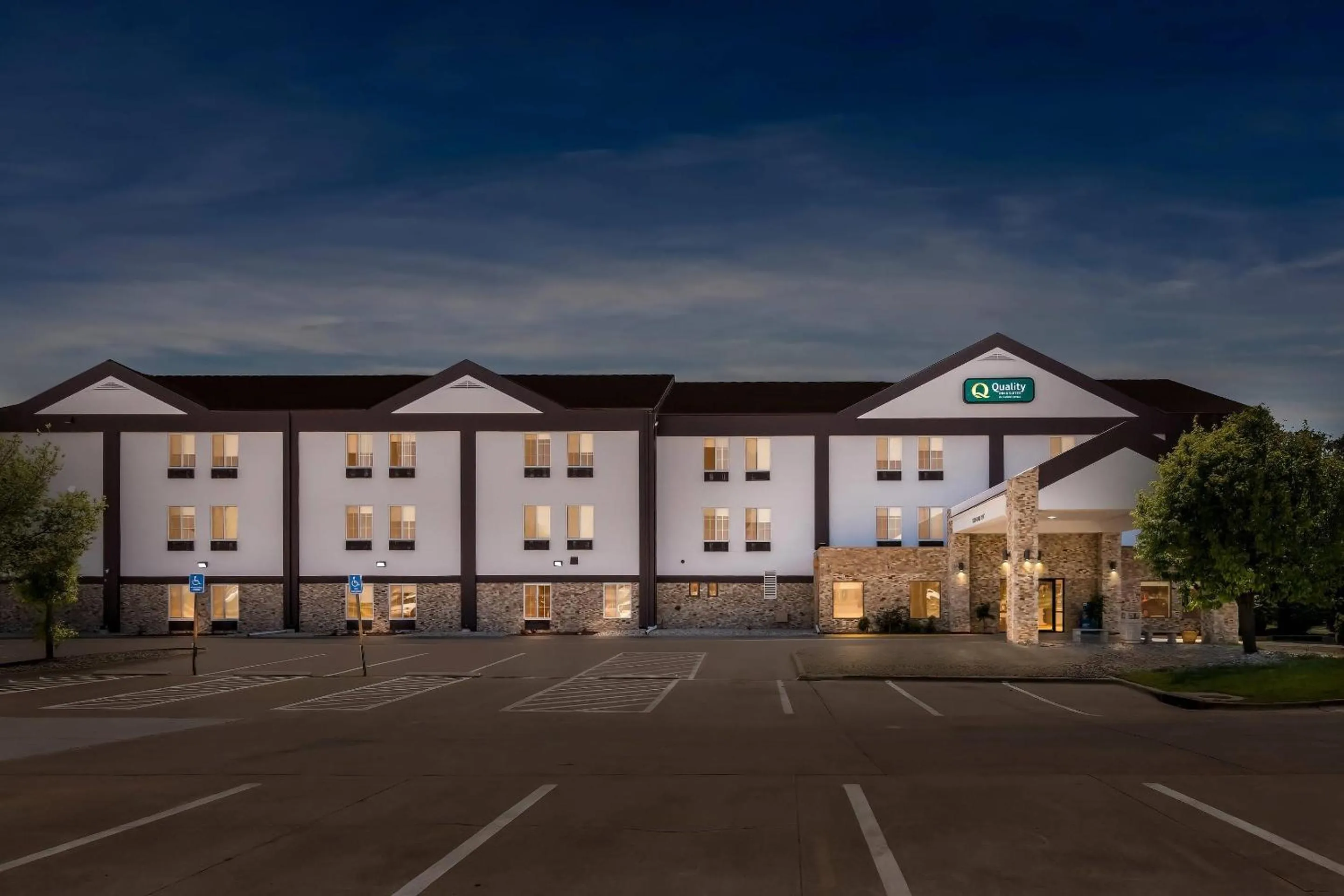 Property building in Quality Inn & Suites Manhattan