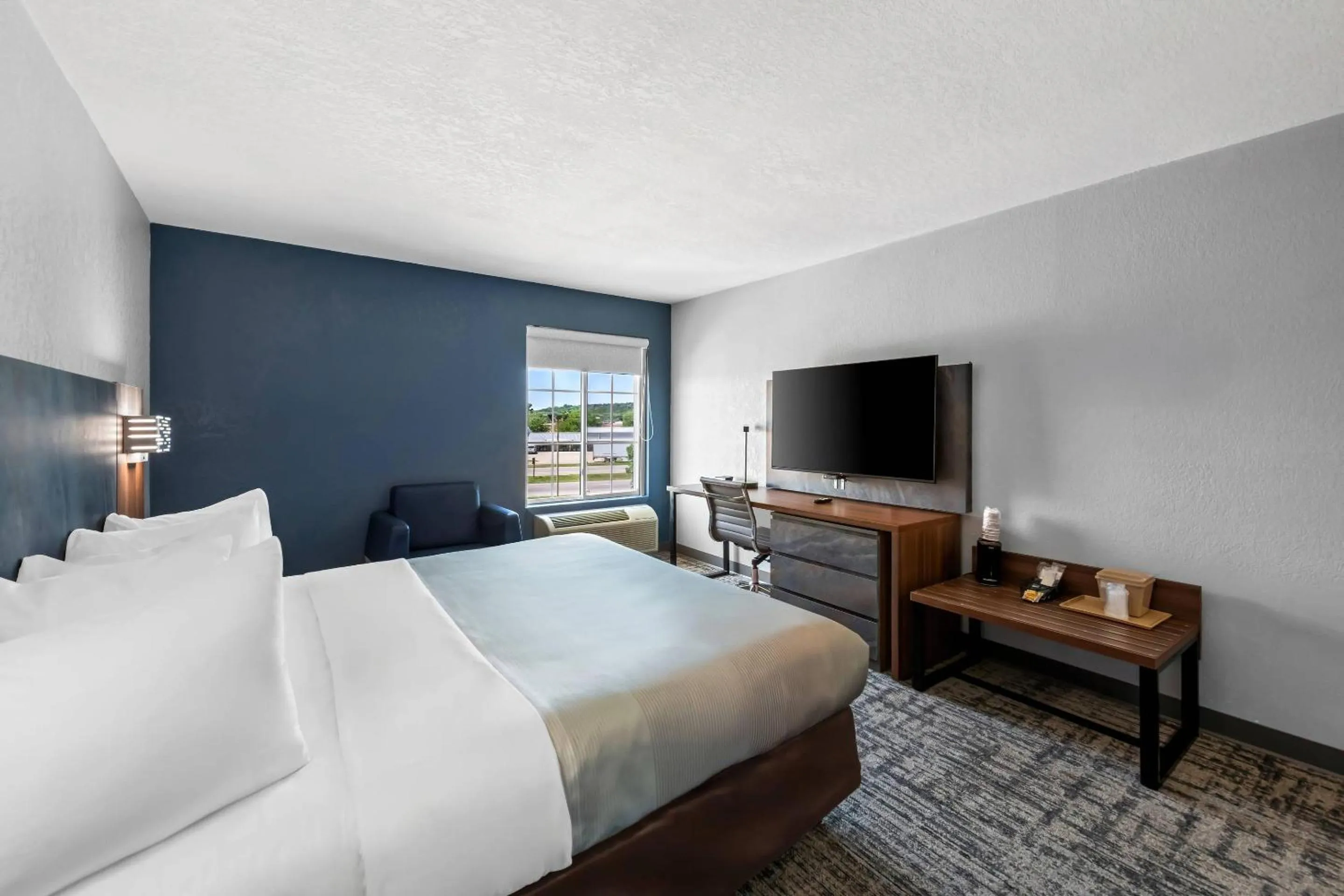 Bedroom, Bed in Quality Inn & Suites Manhattan