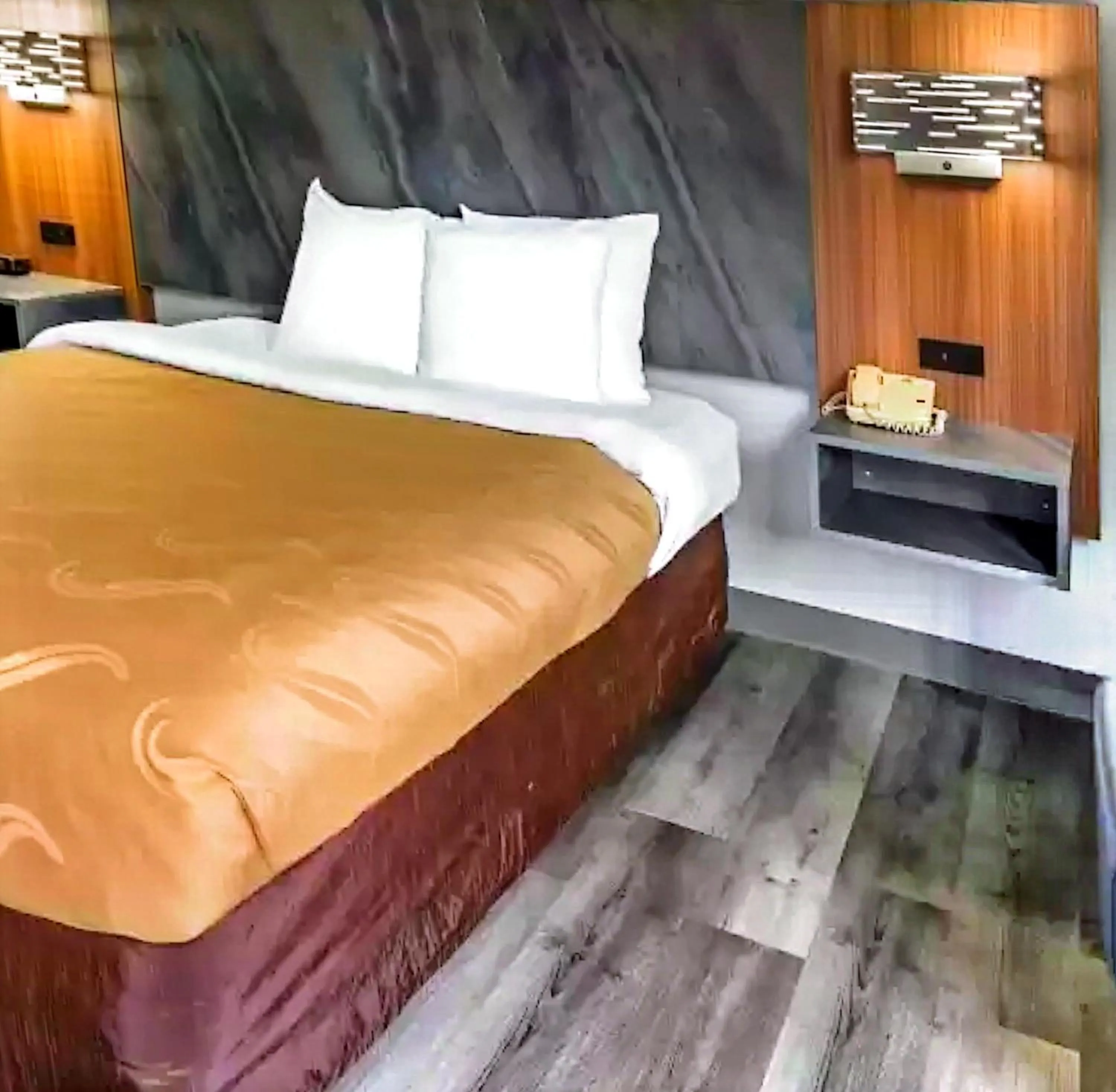 Bed in Quality Inn & Suites Manhattan