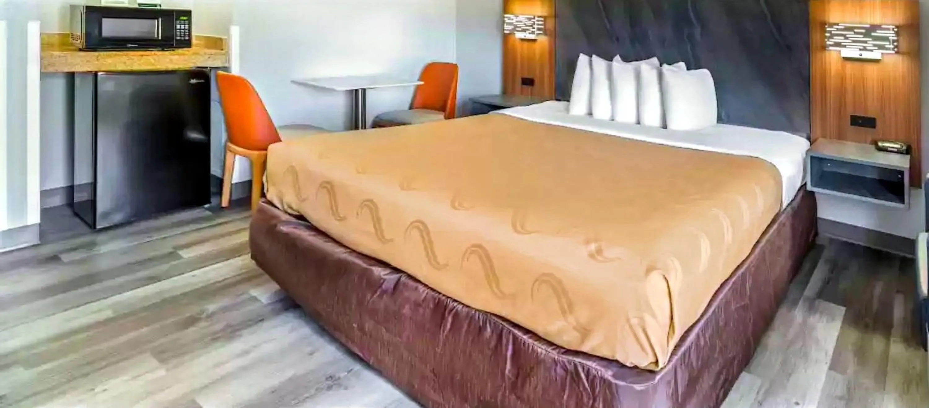 Bed in Quality Inn & Suites Manhattan