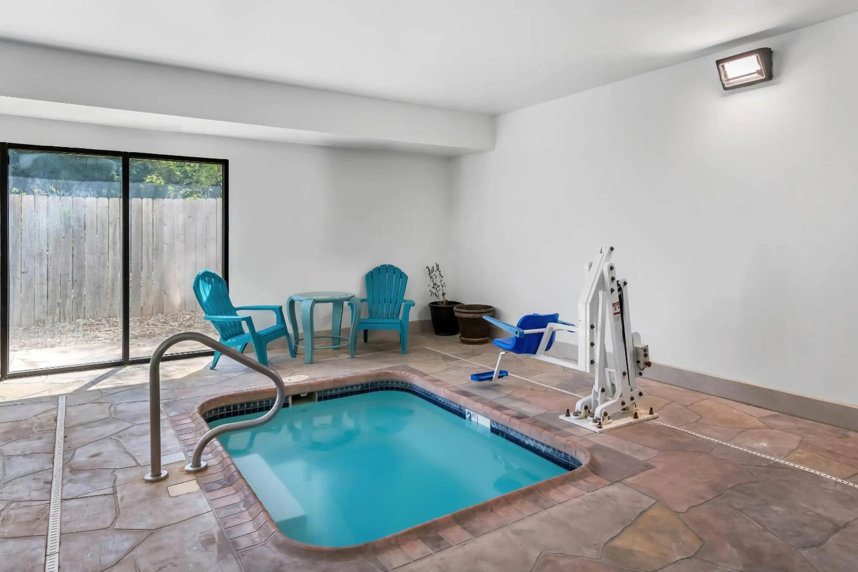 Swimming pool in Quality Inn & Suites Manhattan