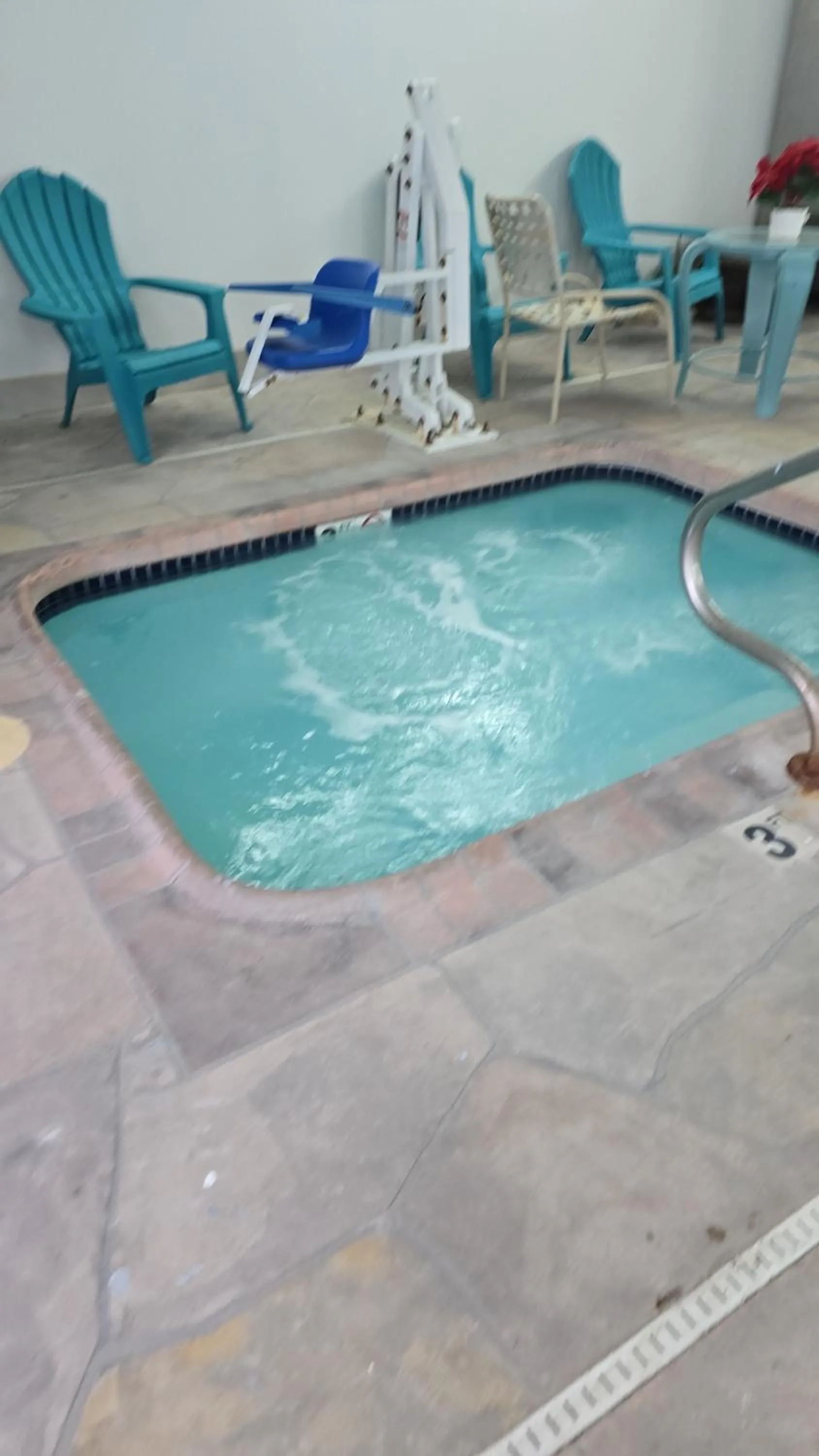 Hot Tub in Quality Inn & Suites Manhattan