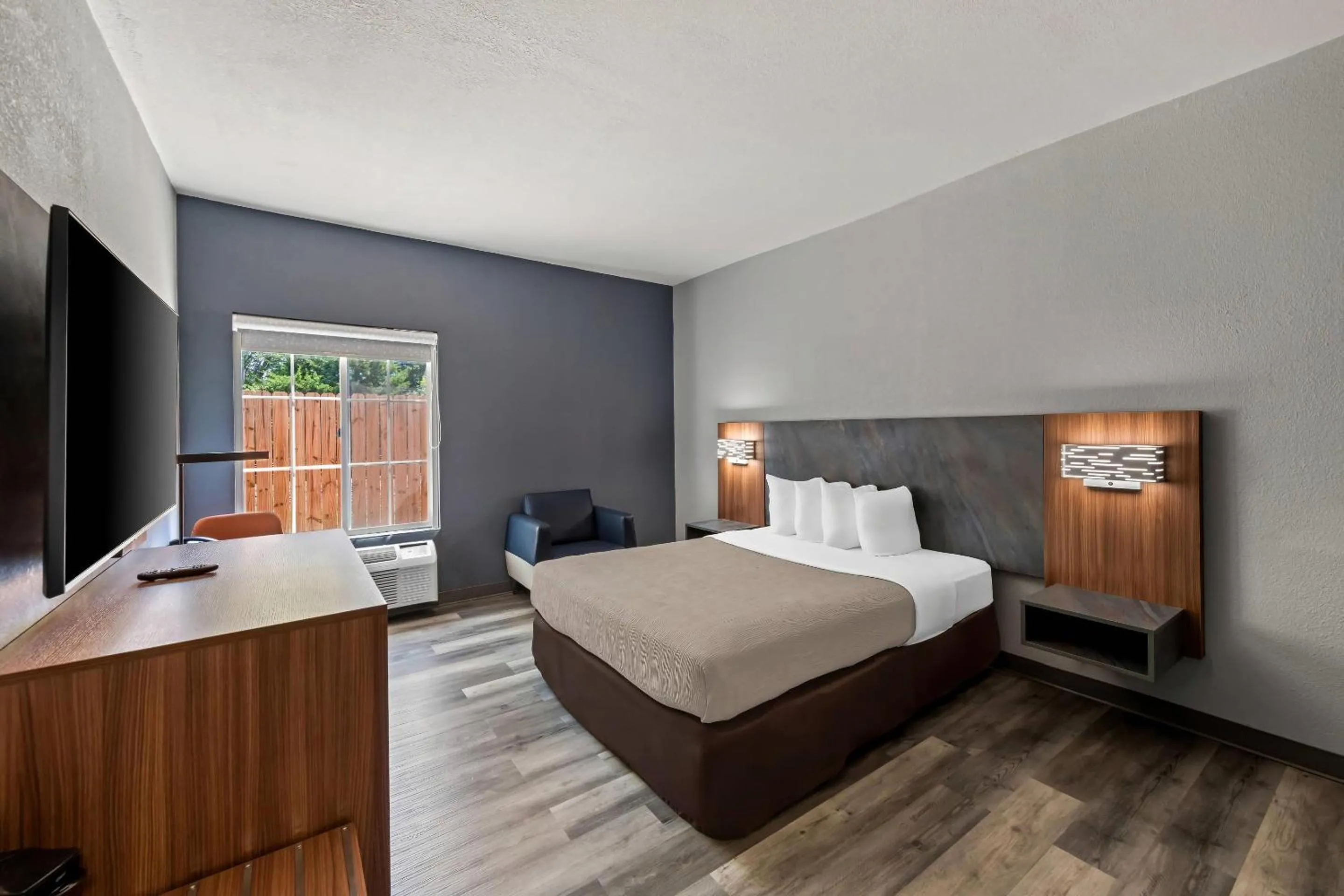 Bedroom, Bed in Quality Inn & Suites Manhattan