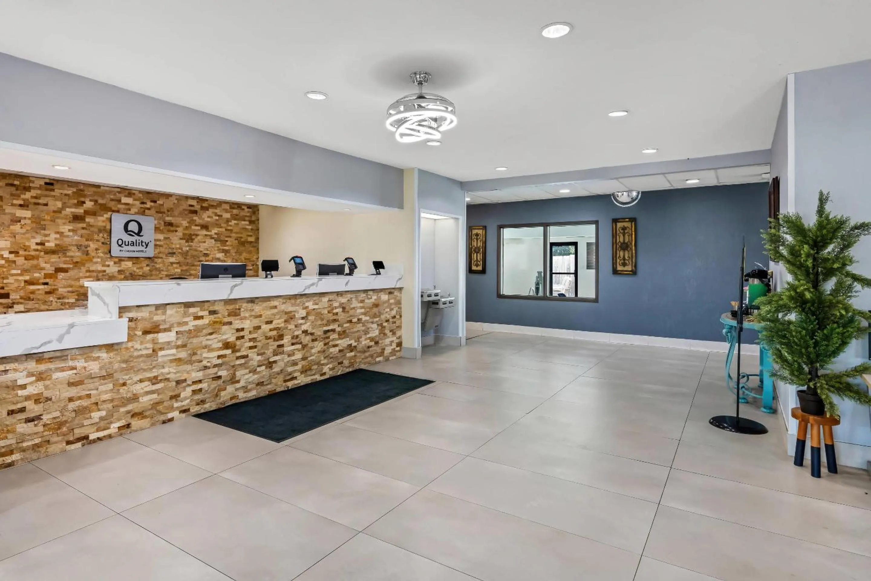 Lobby or reception in Quality Inn & Suites Manhattan