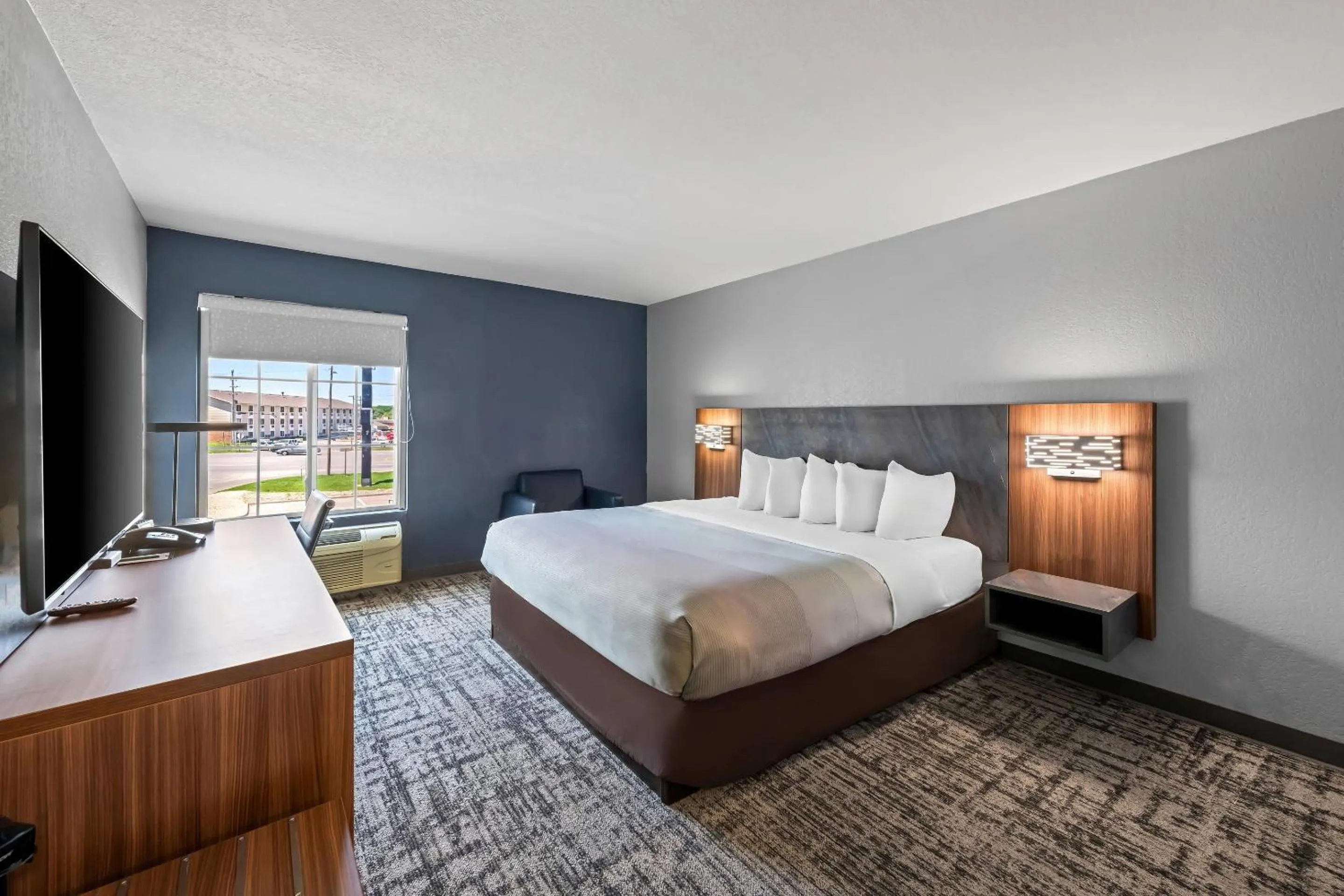 Bedroom, Bed in Quality Inn & Suites Manhattan