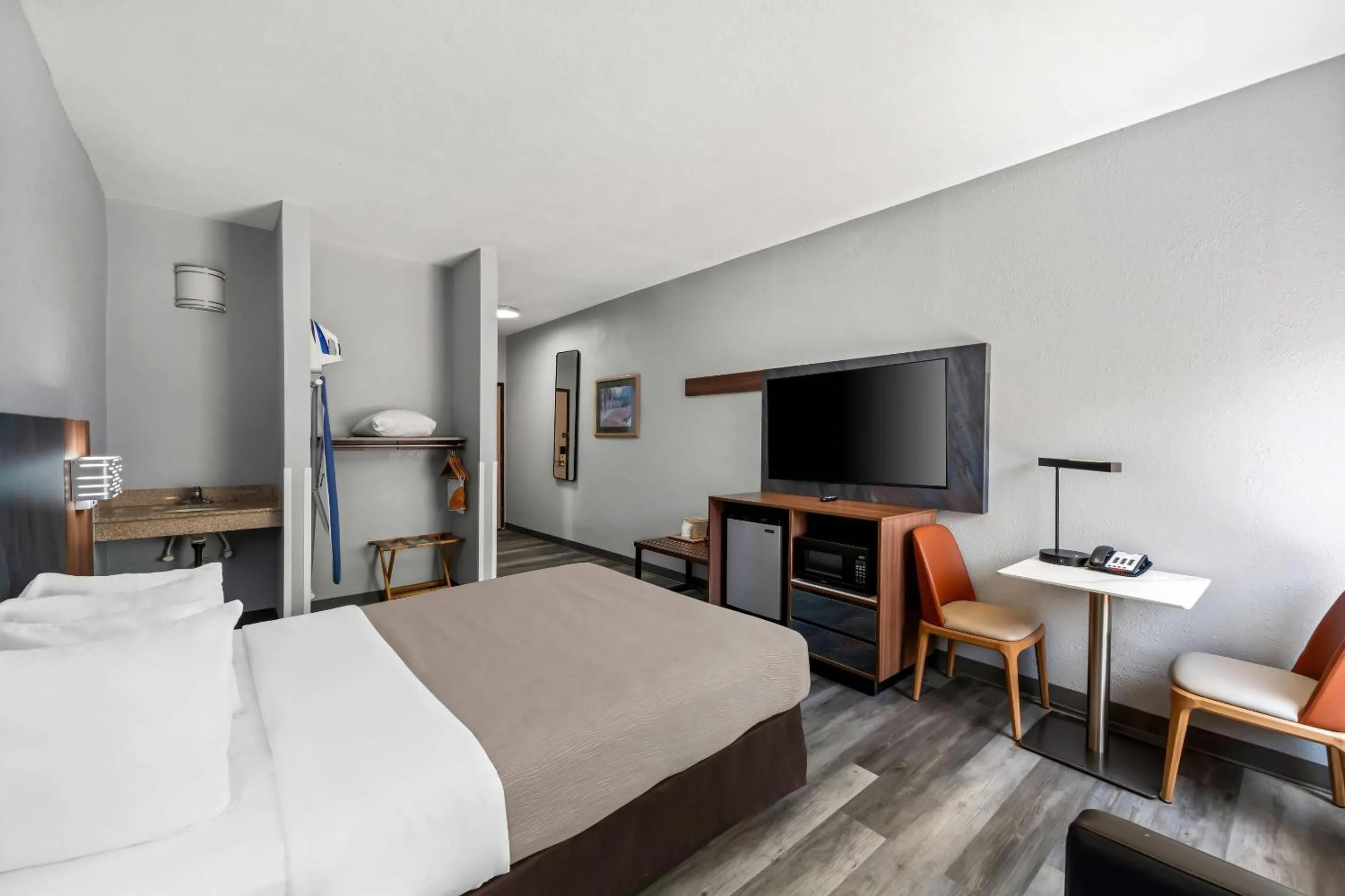 Bedroom, Bed in Quality Inn & Suites Manhattan