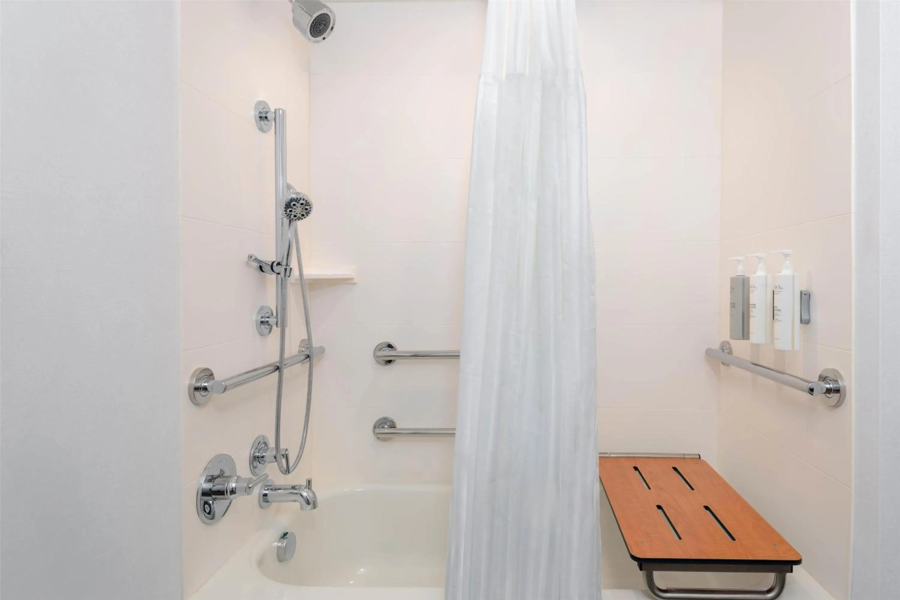 Bathroom in Hilton Garden Inn Buffalo Airport