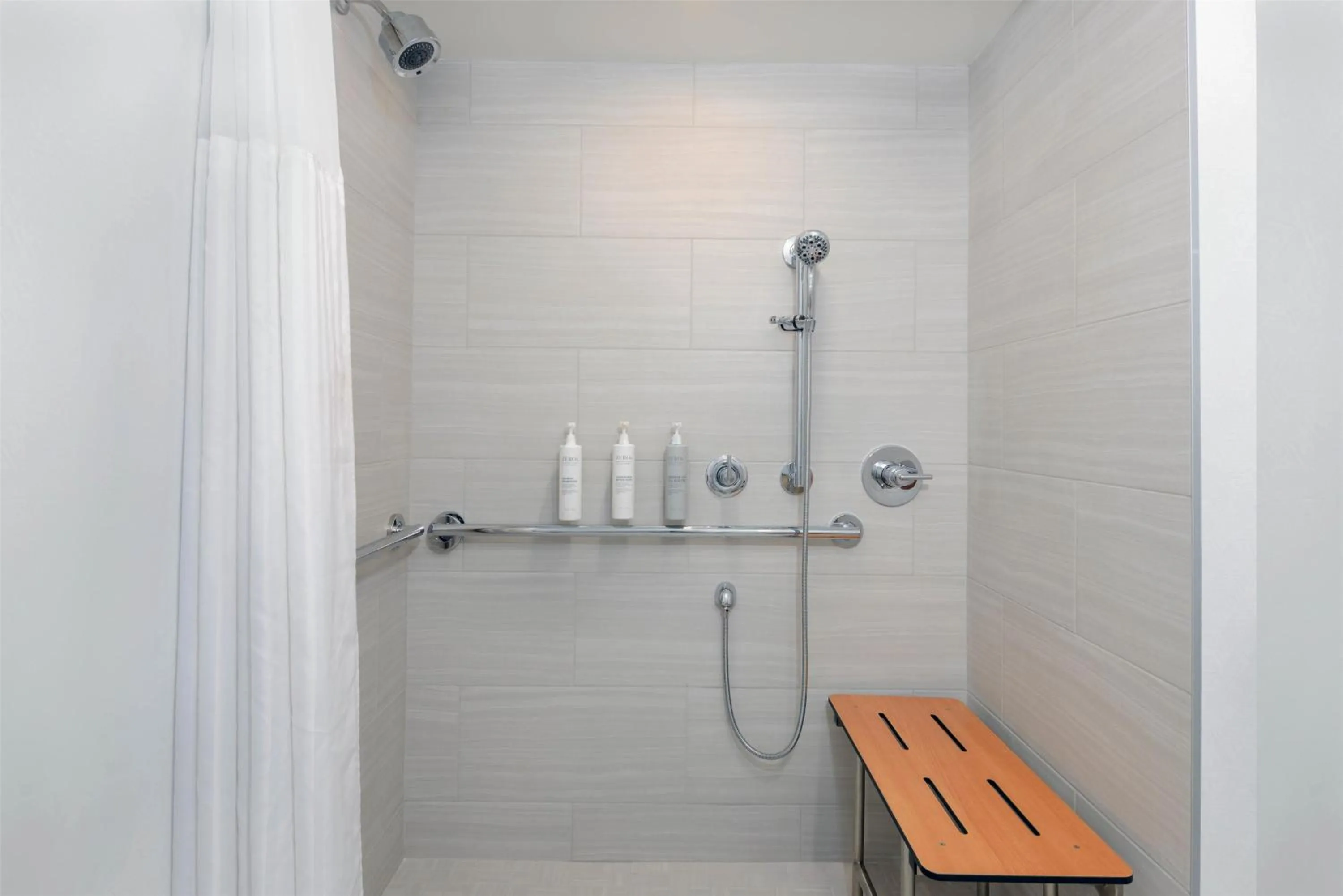 Bathroom in Hilton Garden Inn Buffalo Airport