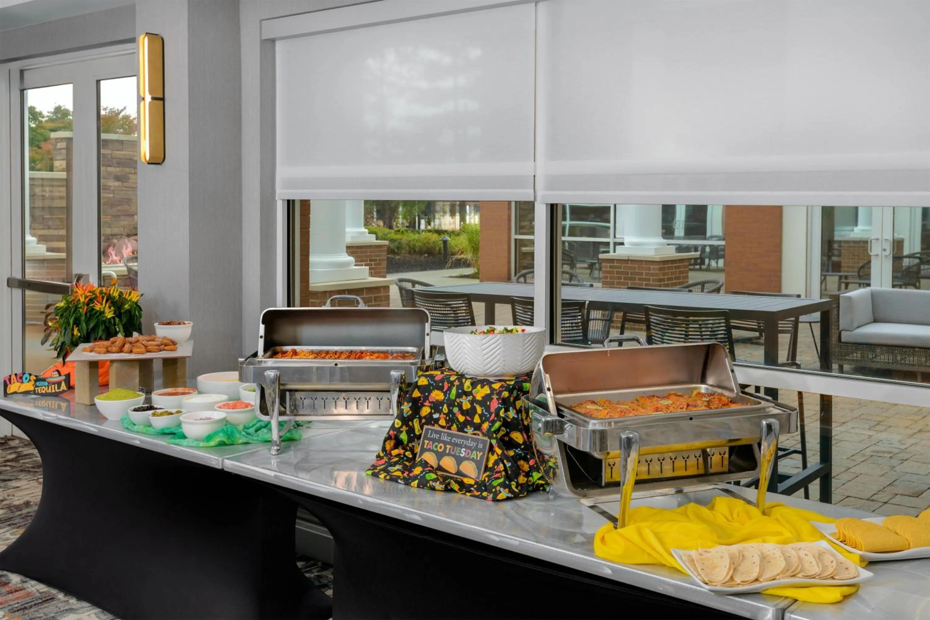 Dining area in Hilton Garden Inn Buffalo Airport