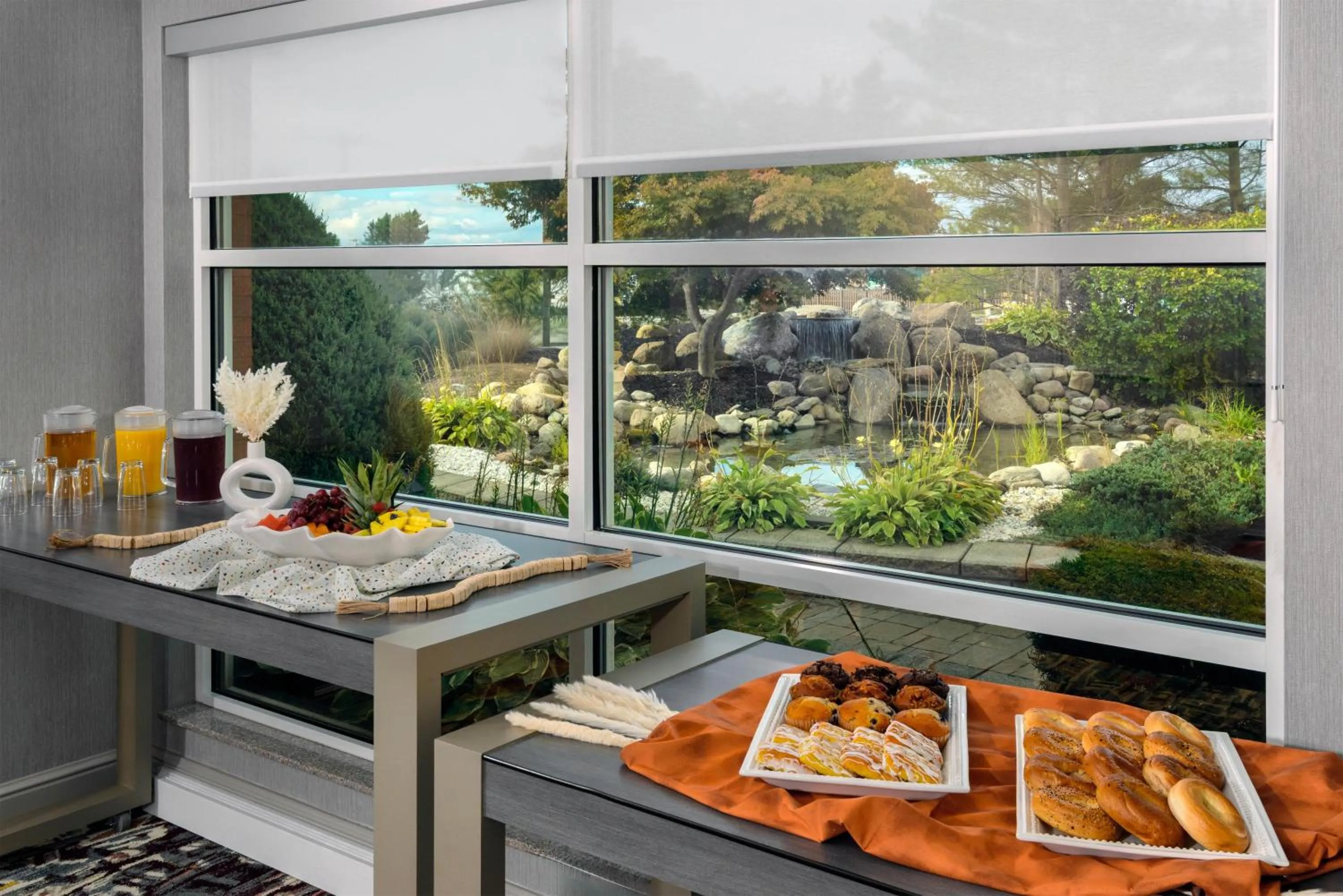 Dining area in Hilton Garden Inn Buffalo Airport