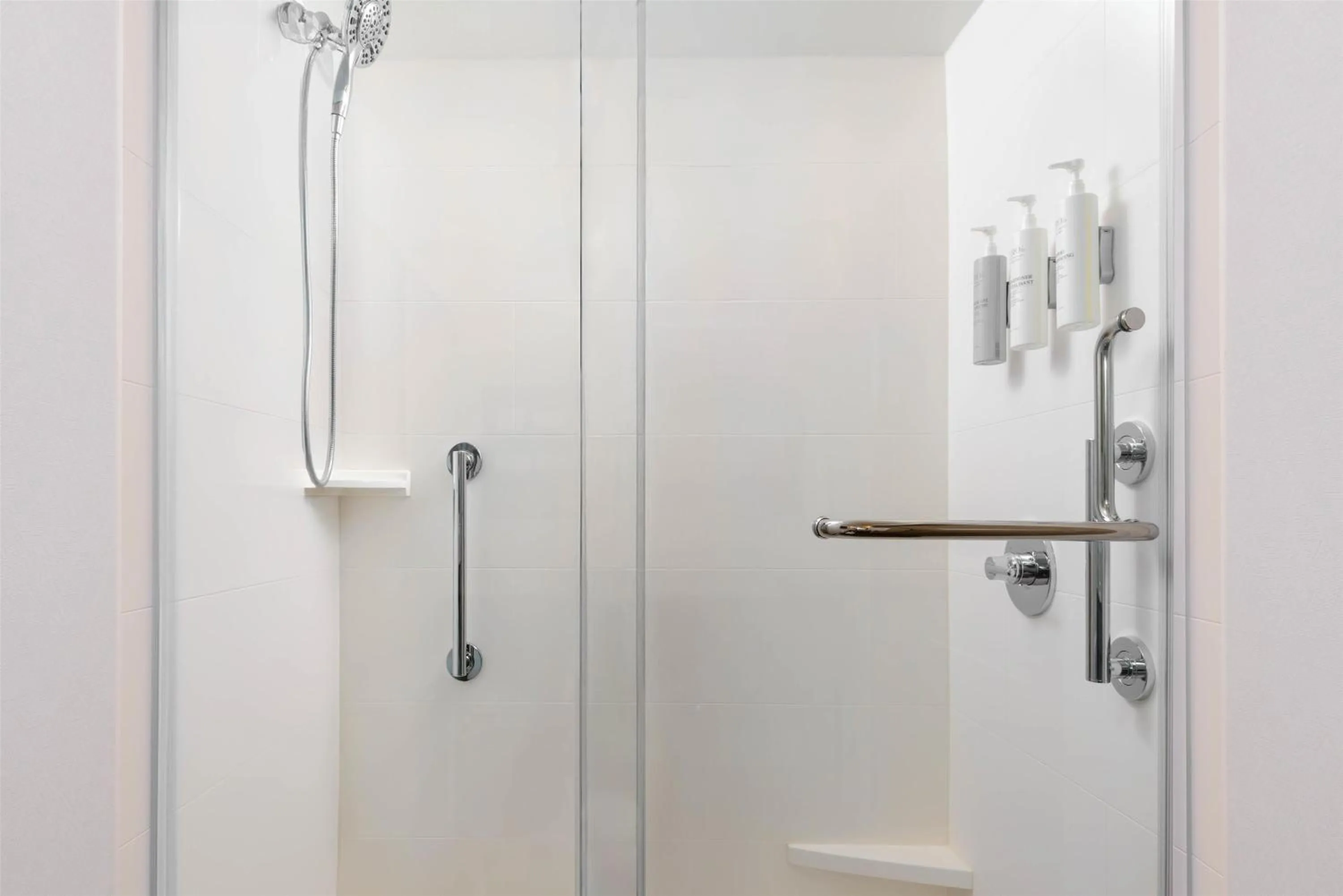 Bathroom in Hilton Garden Inn Buffalo Airport