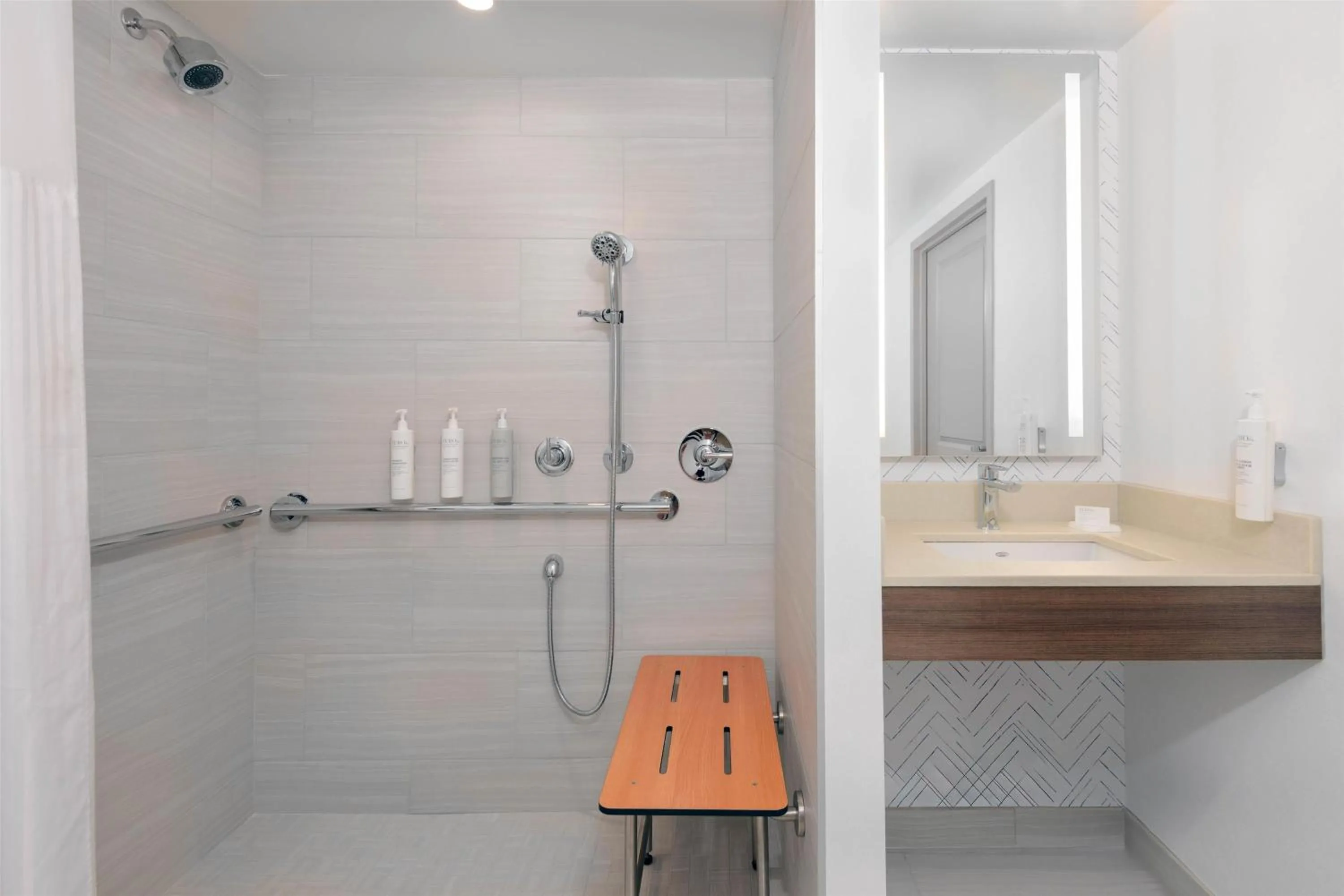 Bathroom in Hilton Garden Inn Buffalo Airport