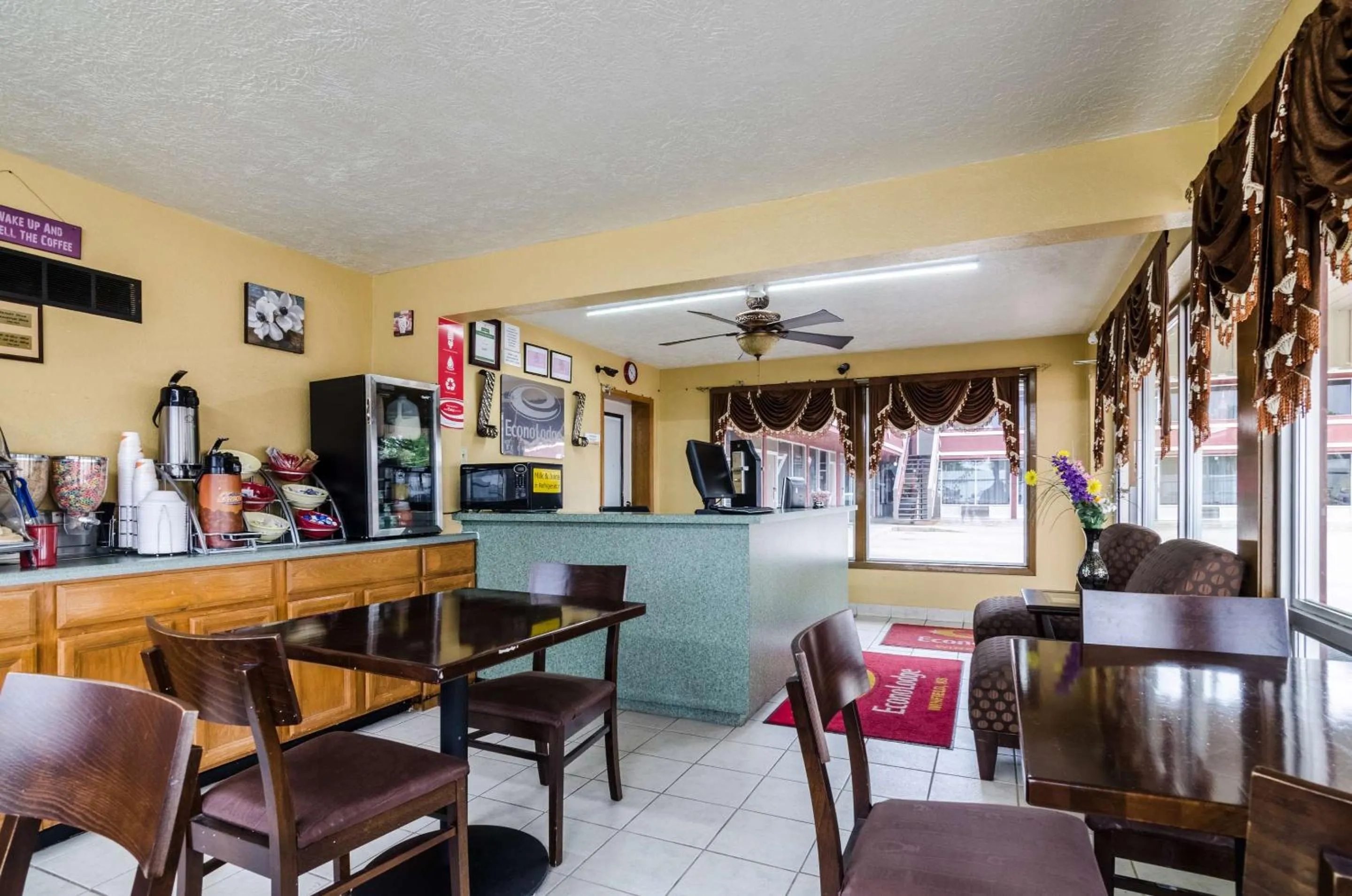 Breakfast in Econo Lodge Winfield