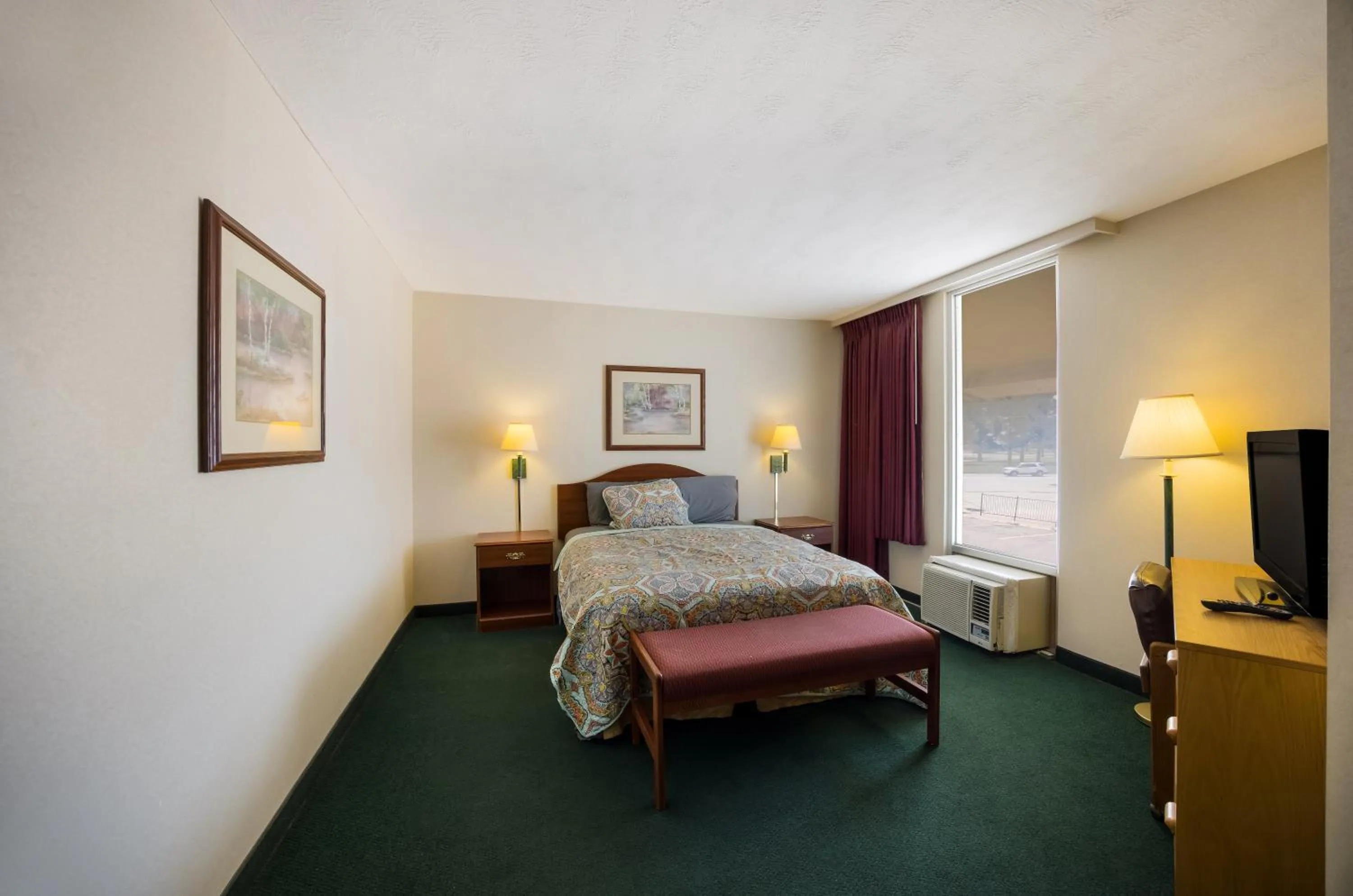 Bed in Travelodge by Wyndham Oakley