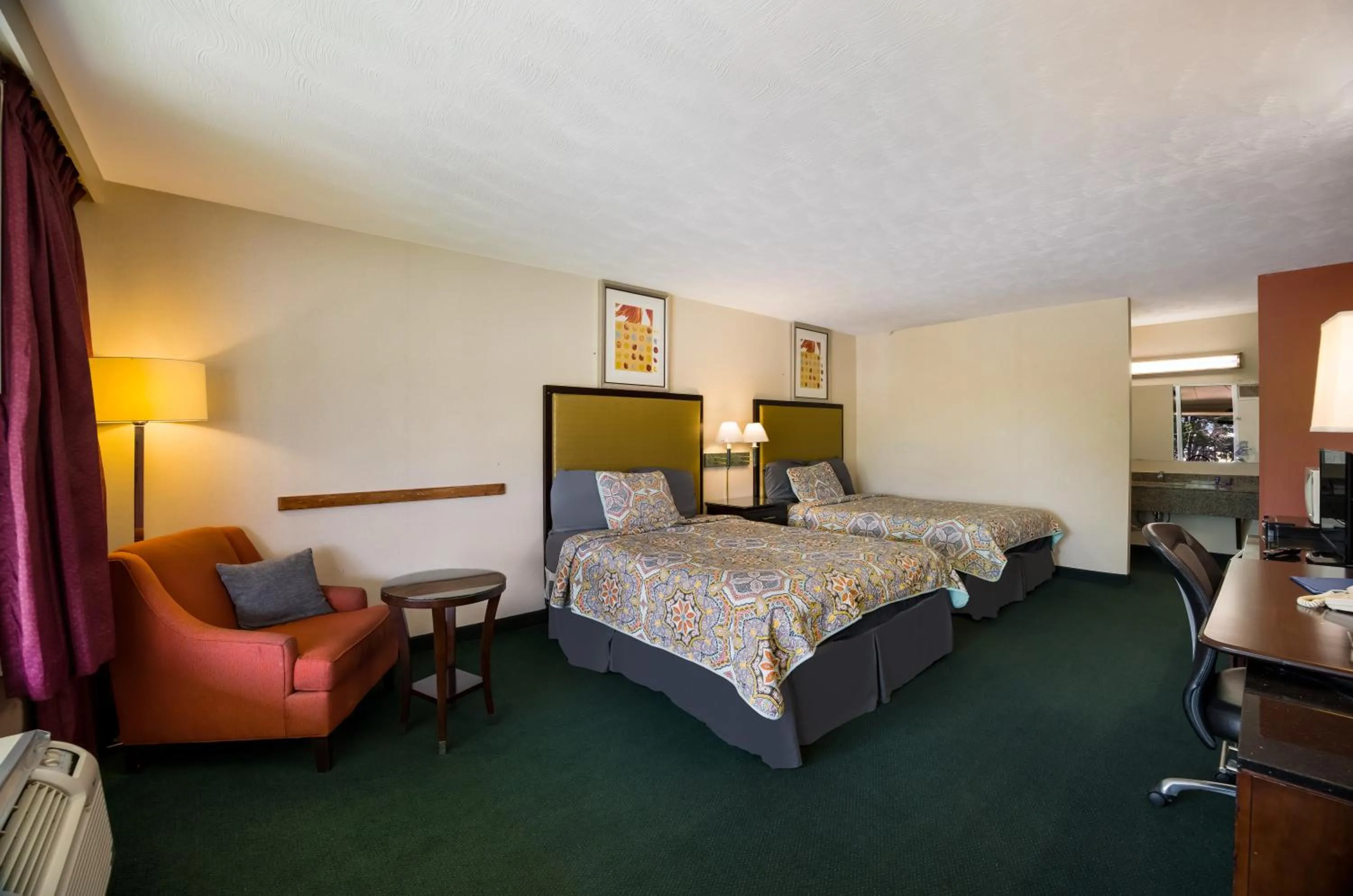 Seating area, Bed in Travelodge by Wyndham Oakley