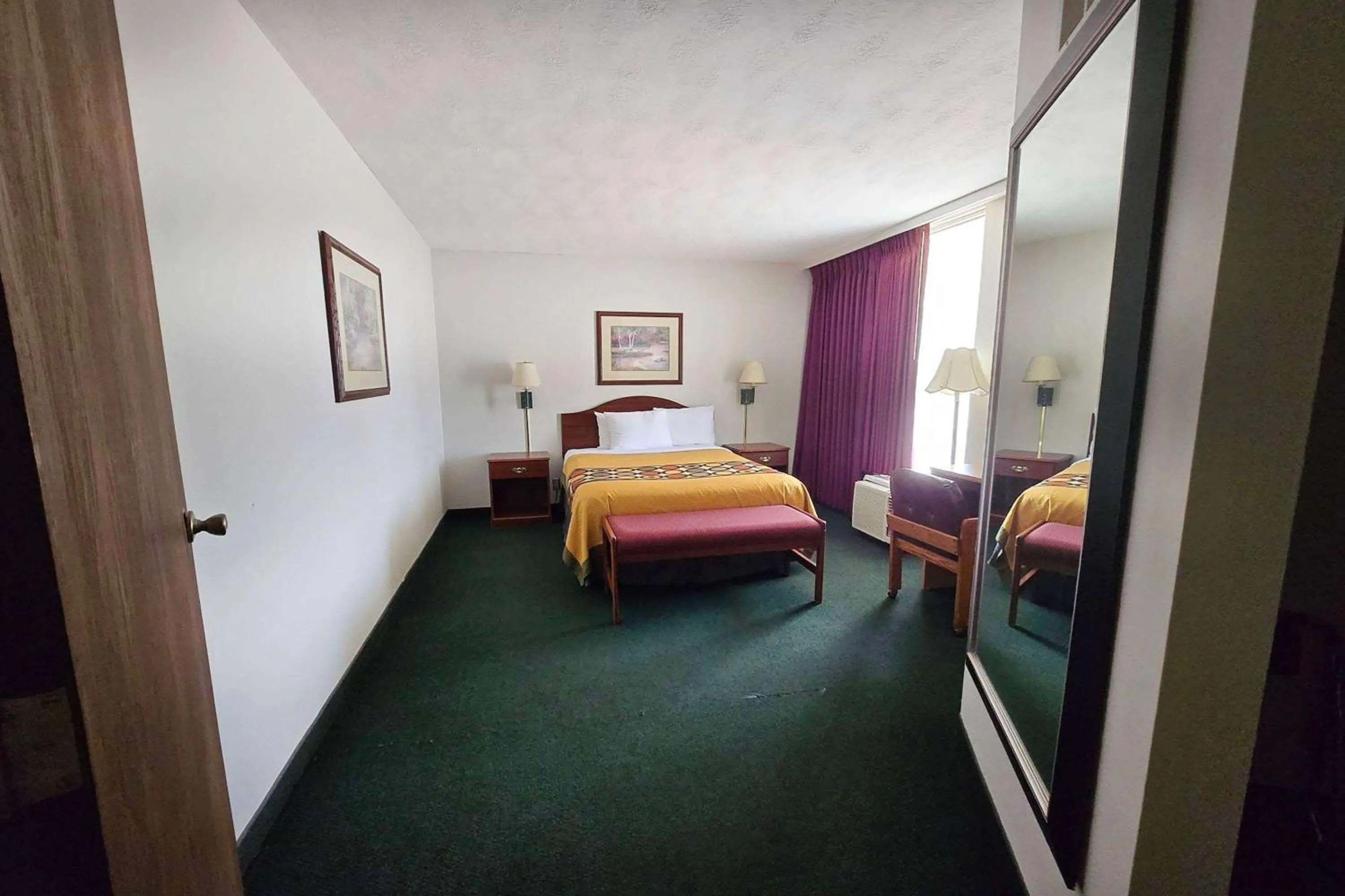 Photo of the whole room, Bed in Travelodge by Wyndham Oakley