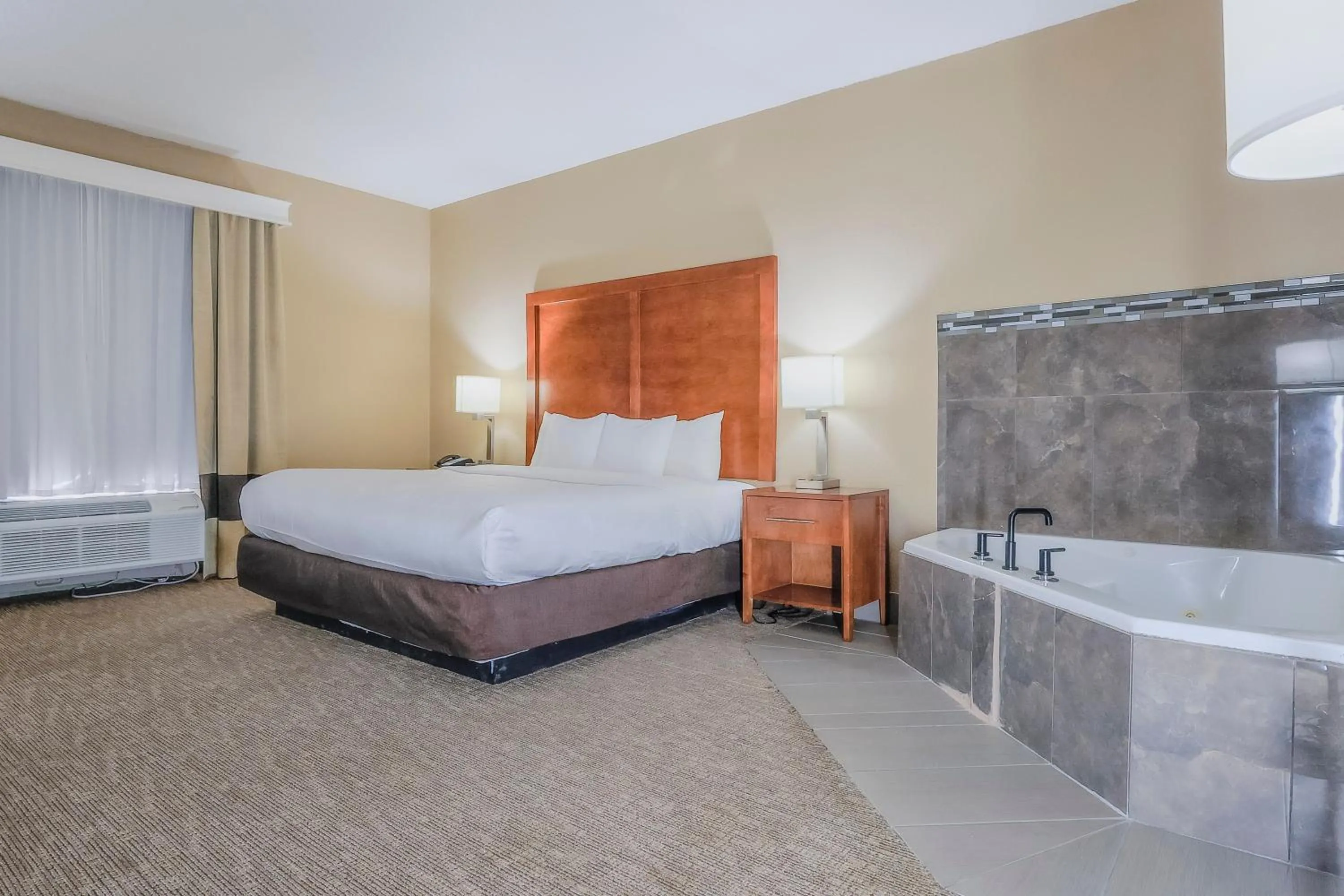 Bedroom, Bed in Comfort Inn Ottawa