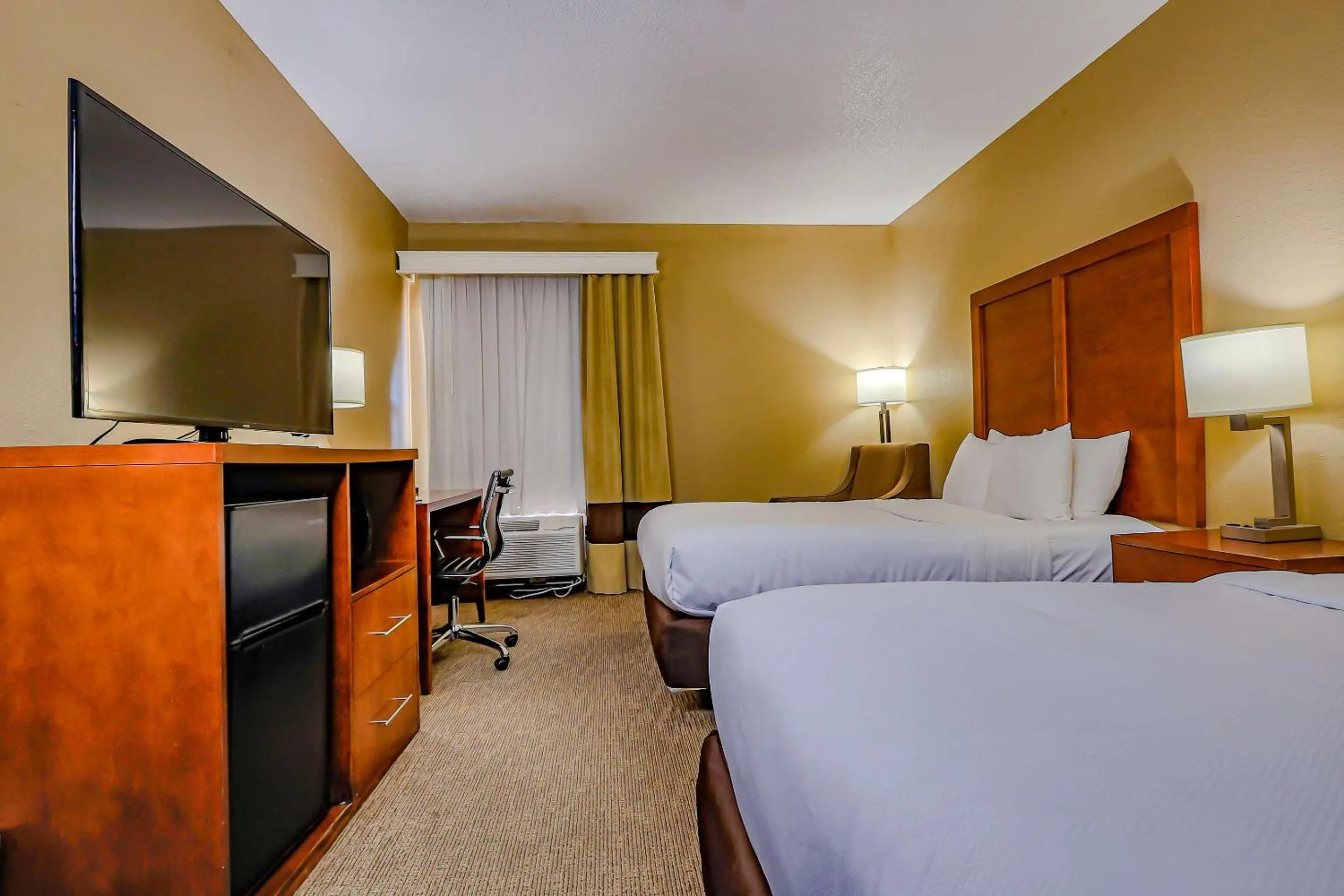Bedroom, Bed in Comfort Inn Ottawa