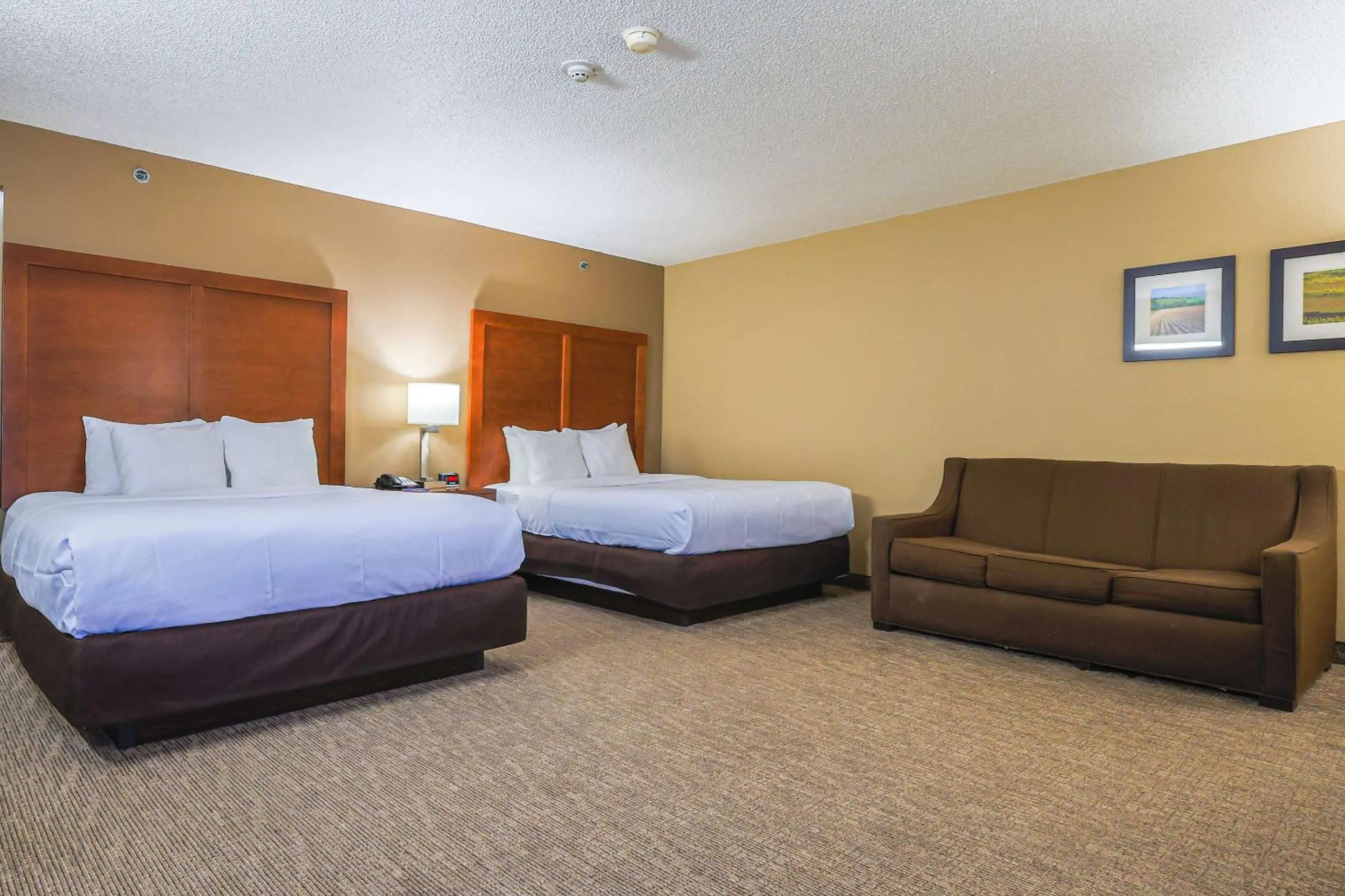 Bedroom, Bed in Comfort Inn Ottawa