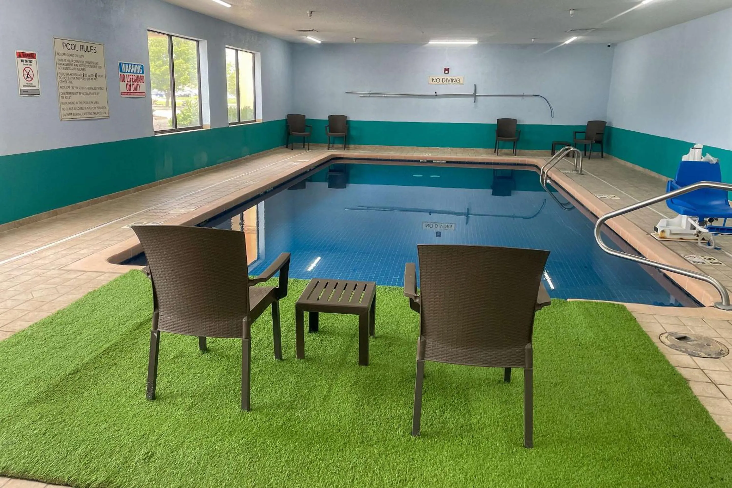 Swimming pool in Comfort Inn Ottawa