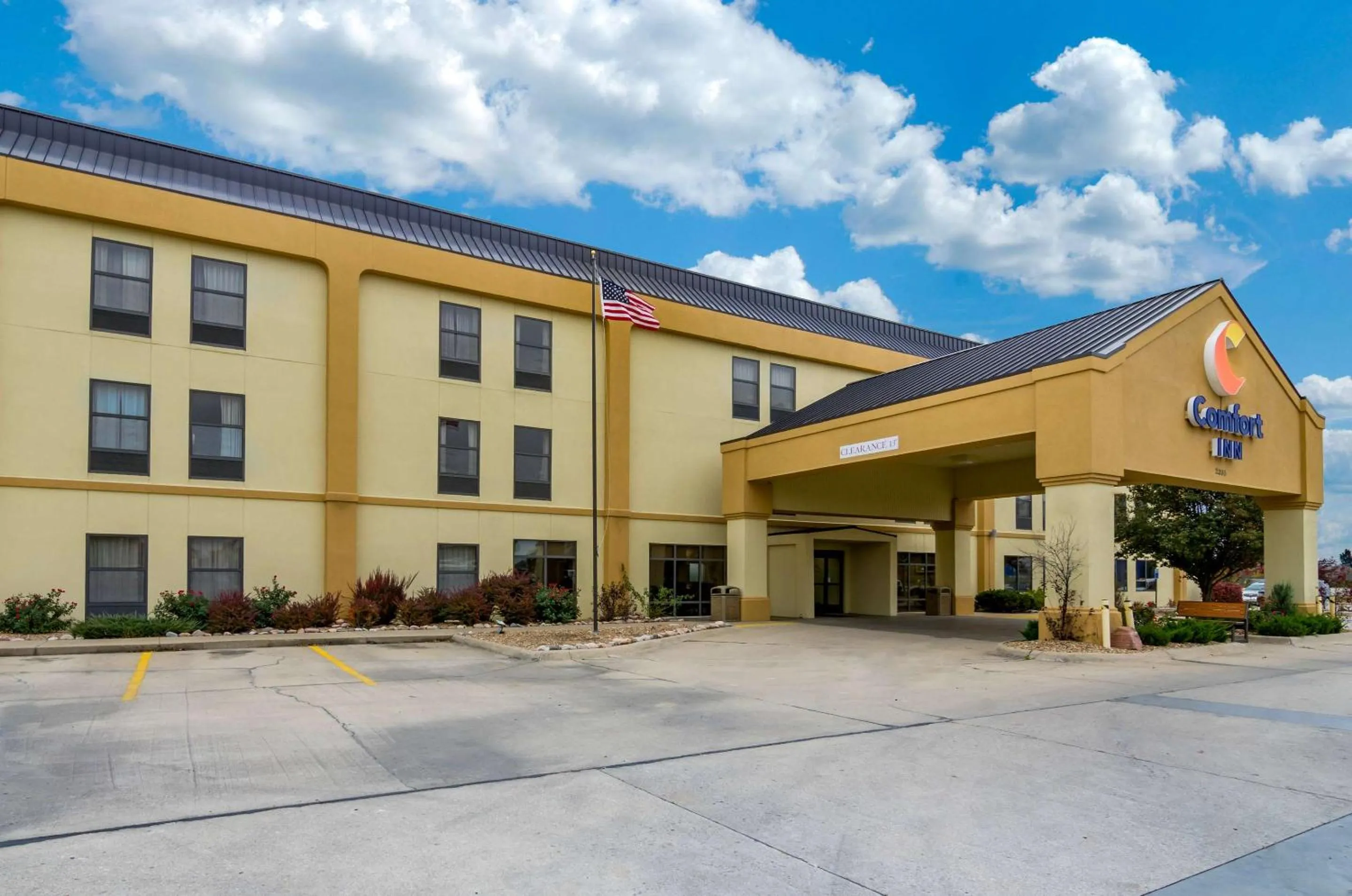 Property building in Comfort Inn Ottawa