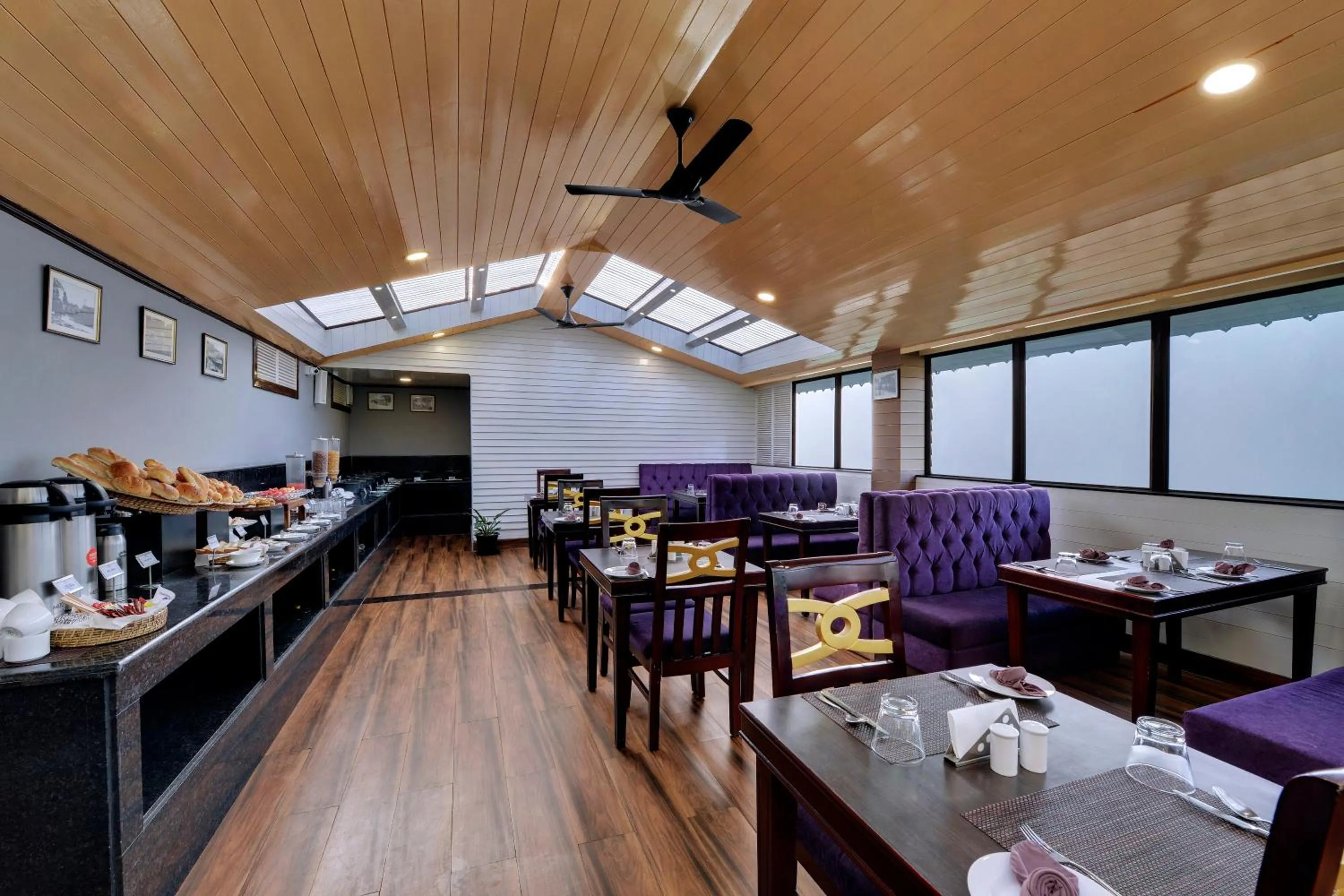 Restaurant/places to eat in Sumitel Hotel 500 meters from Mall Road