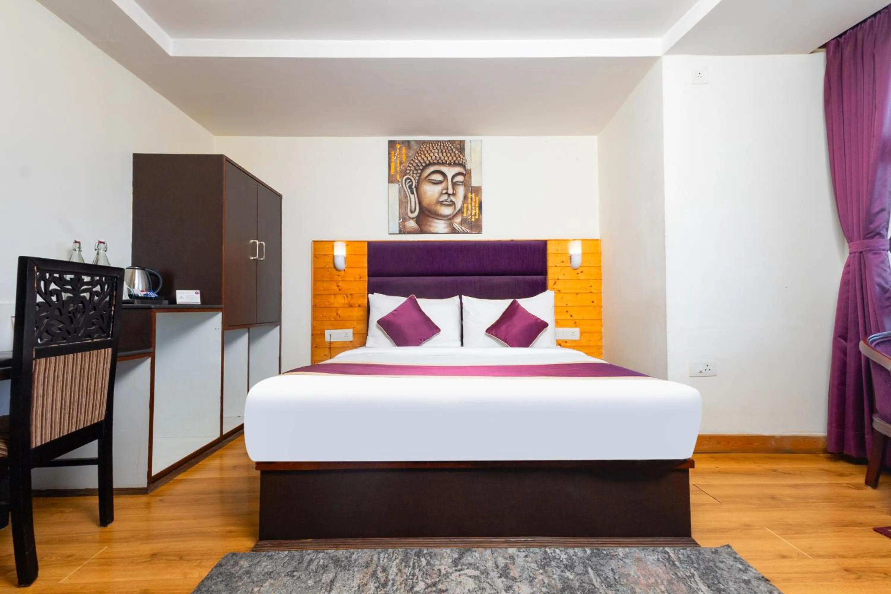 Bedroom, Bed in Sumitel Hotel 500 meters from Mall Road