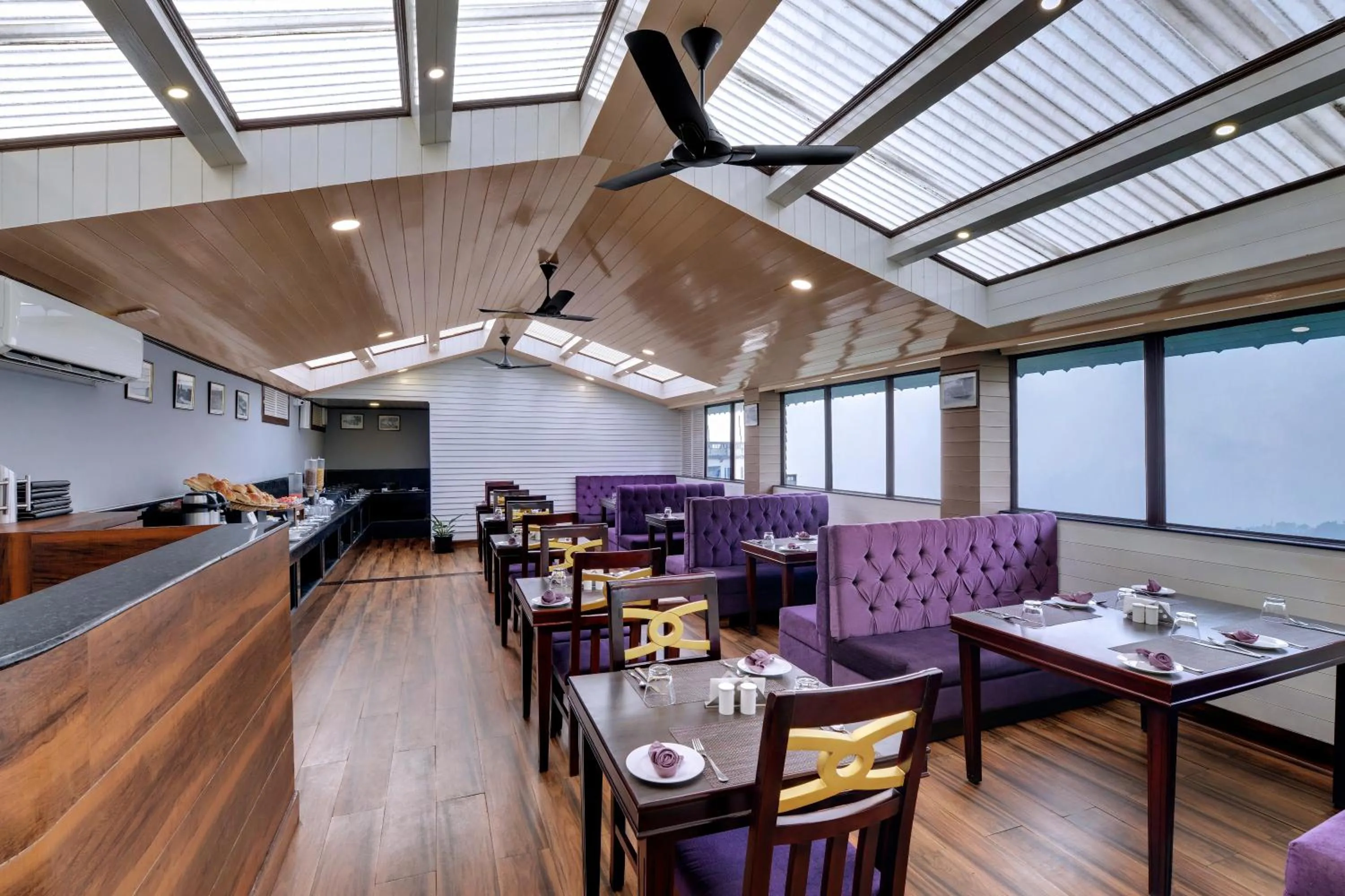 Restaurant/places to eat in Sumitel Hotel 500 meters from Mall Road