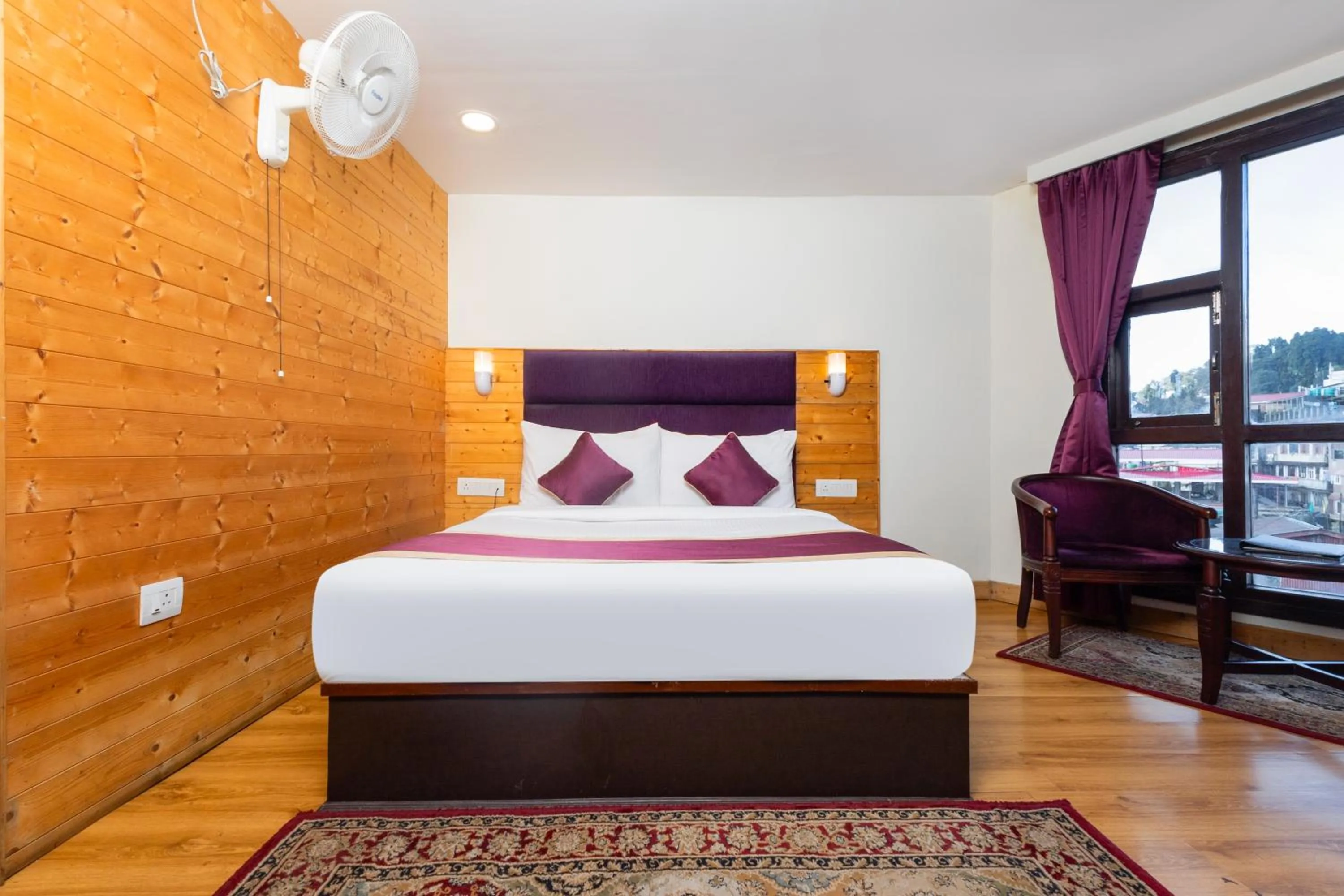 Bedroom, Bed in Sumitel Hotel 500 meters from Mall Road