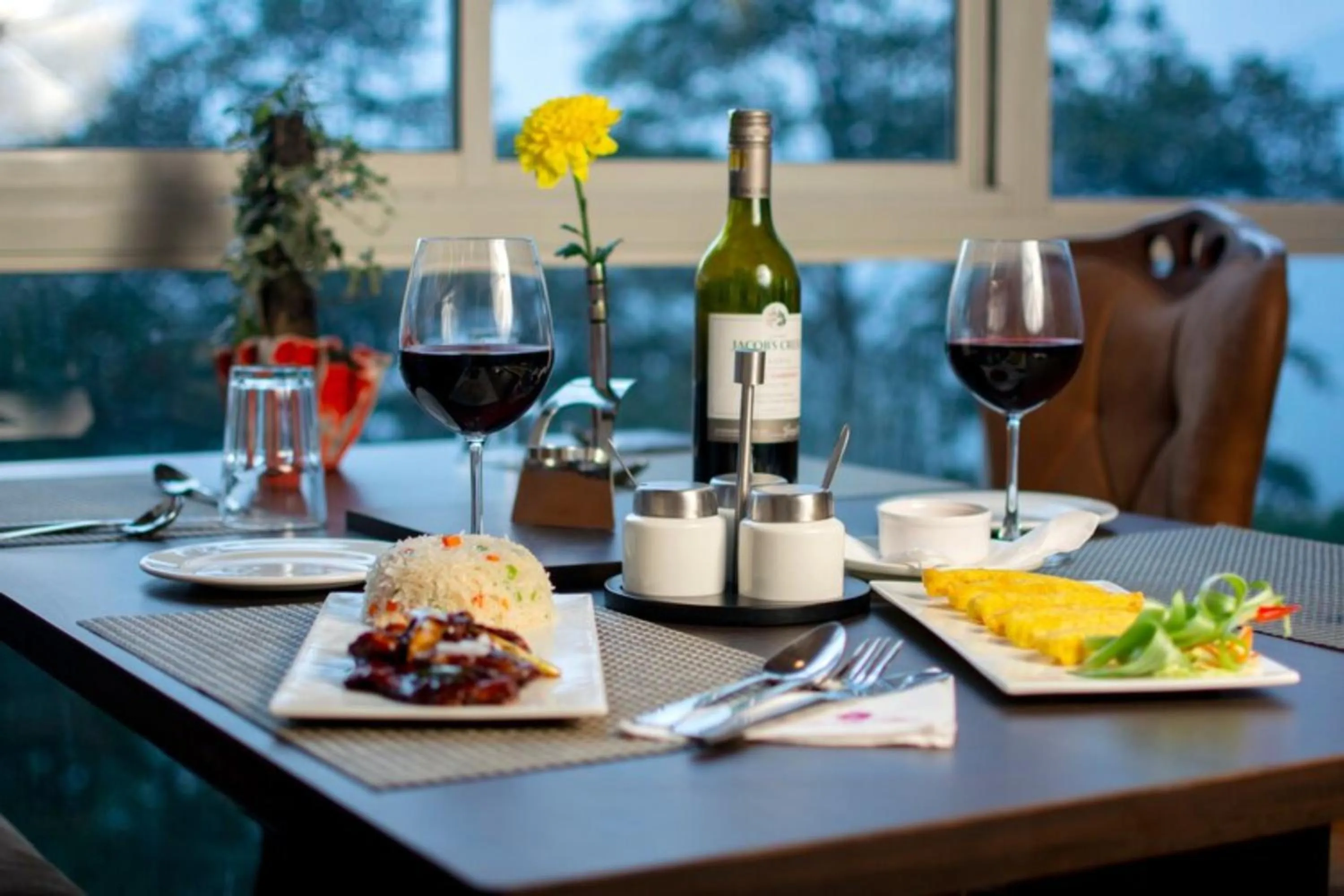 Restaurant/places to eat in Sumitel Hotel 500 meters from Mall Road