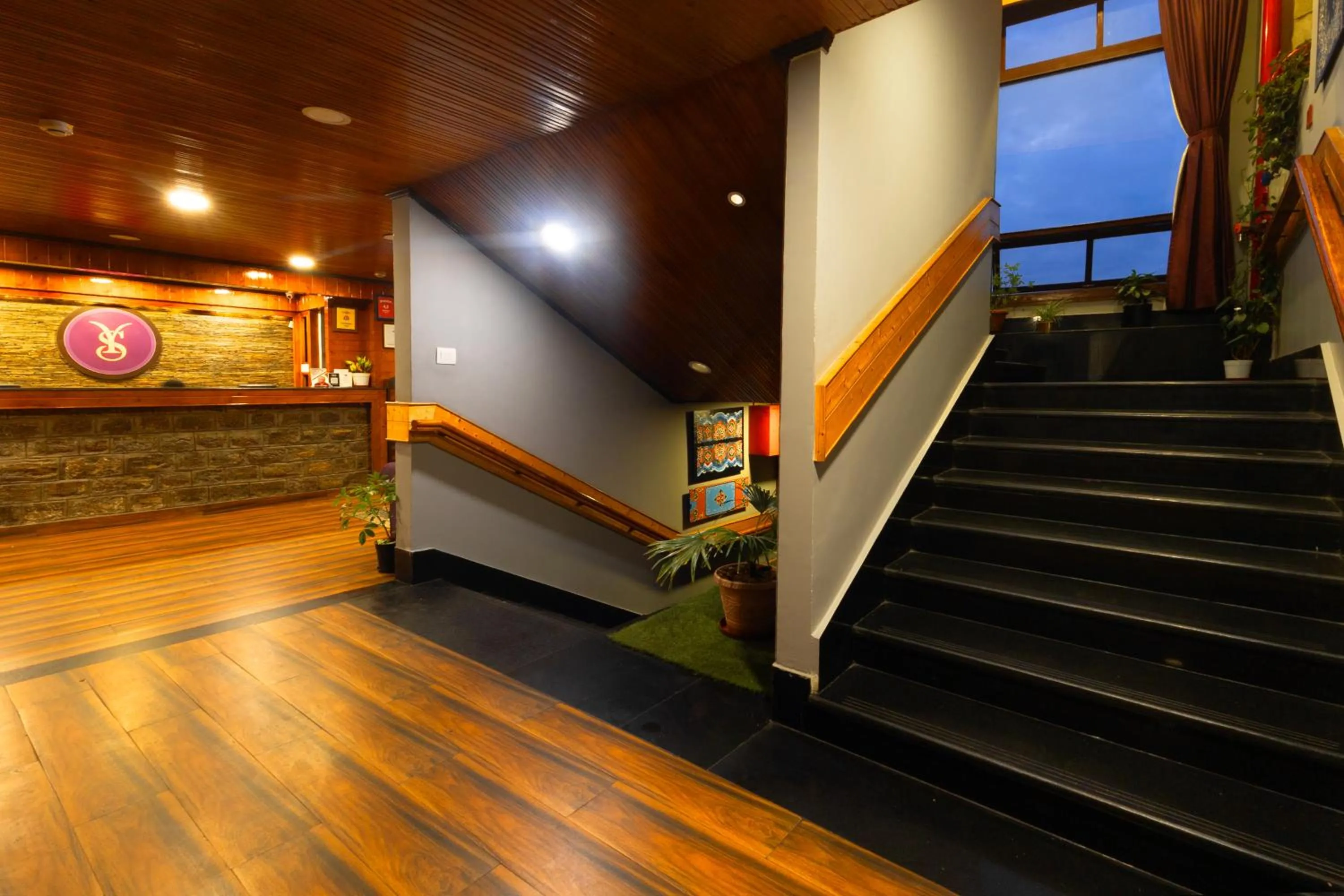 Lobby or reception in Sumitel Hotel 500 meters from Mall Road